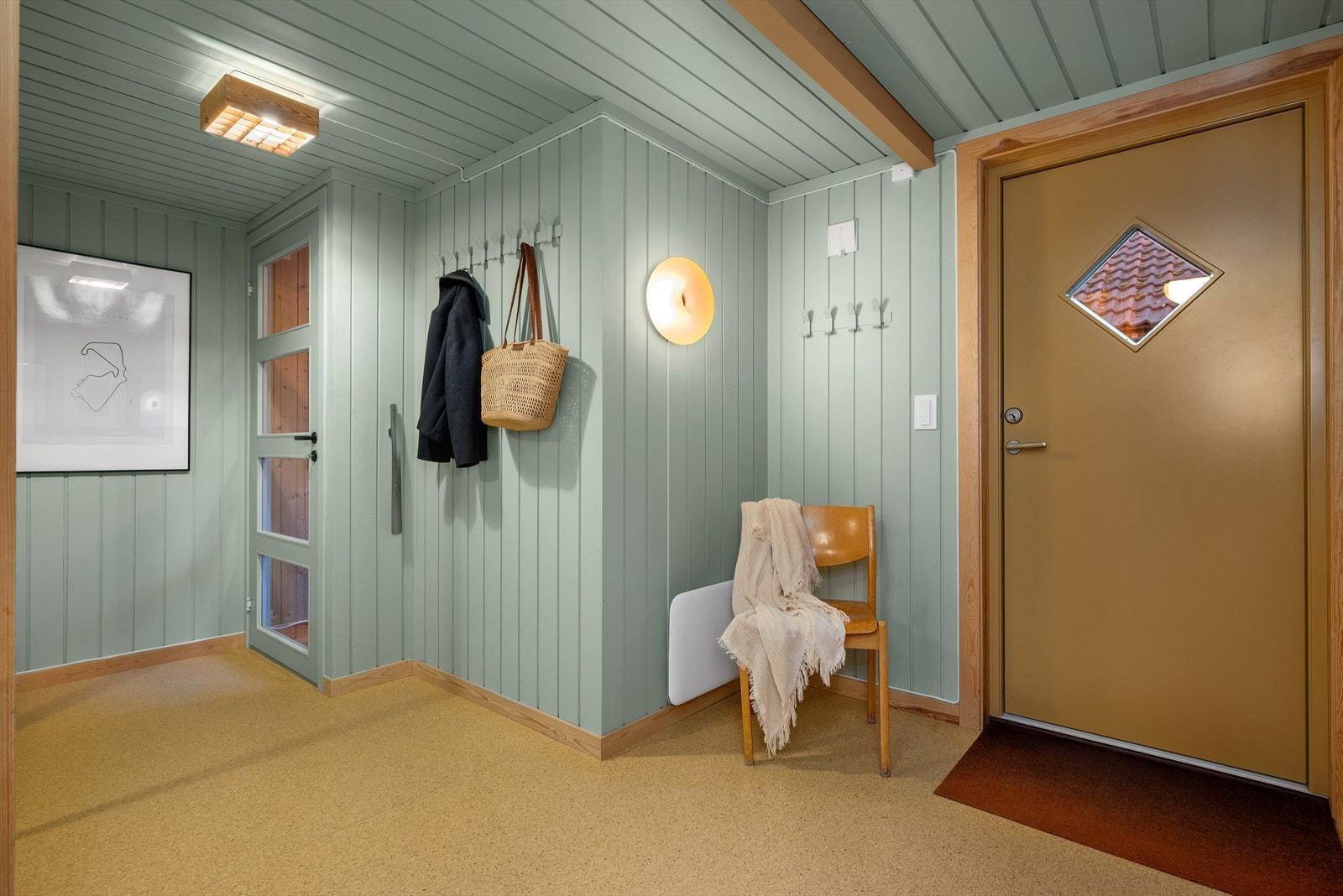 Fra yttergangen er det adkomst ut, ned til kjeller og opp til 2. etasje. Her er det plass til at hele familien kan kle av og på yttertøy samtidig. Galleribilde