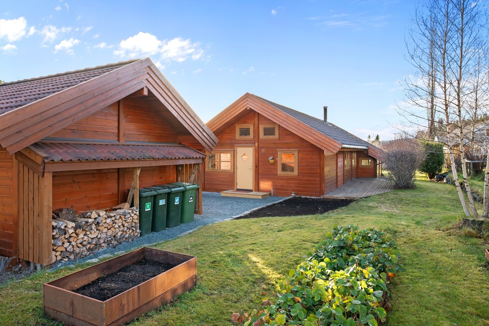 Eiendommen er vakkert opparbeidet og samtidig lettstelt, med både plen, kjøkkenhage og romslige uteområder. Galleribilde