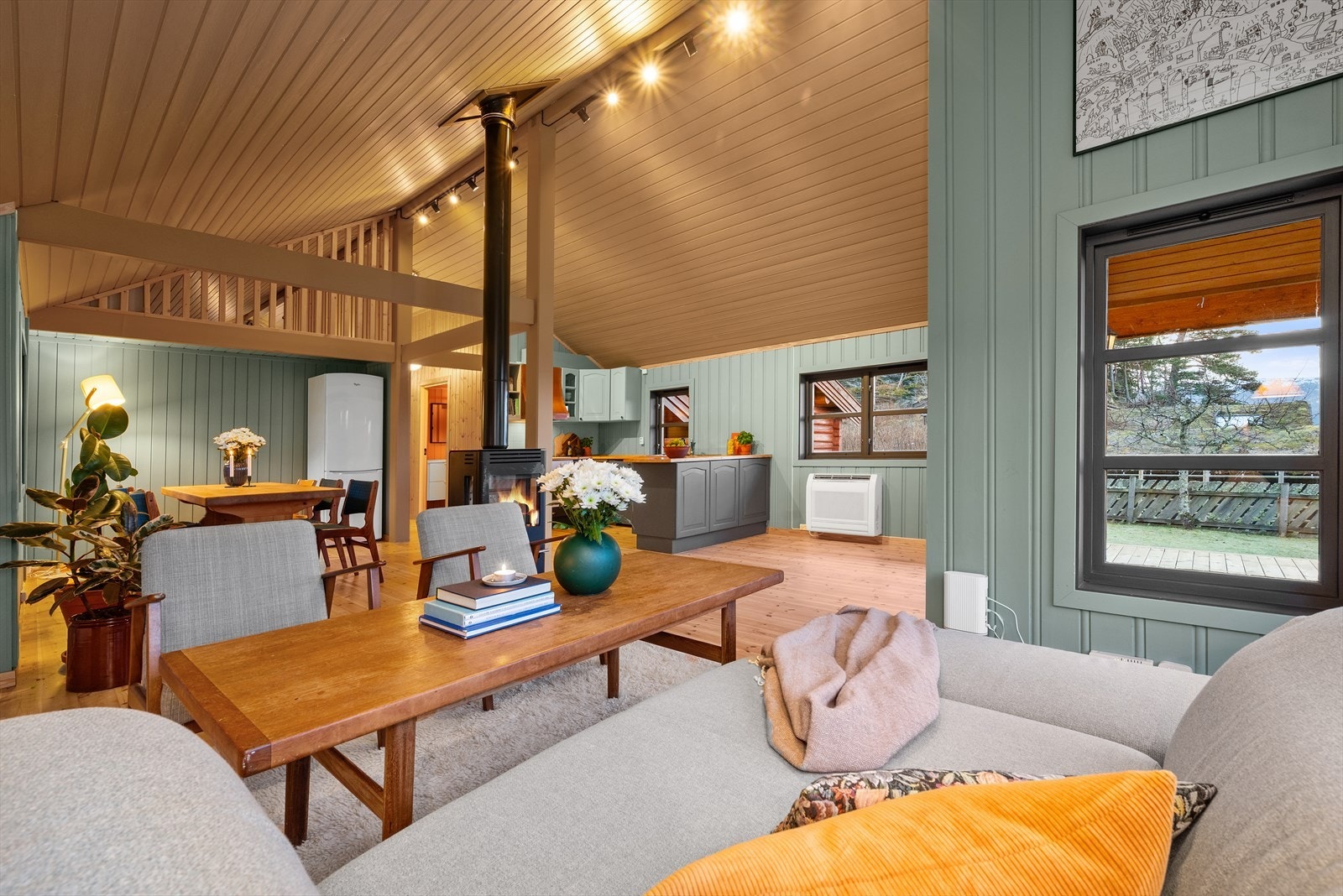 Stue, kjøkken og spisestue ligger i én romslig og åpen løsning. Hems med loftsstue har også god kontakt ned mot hovedetasjen. Galleribilde