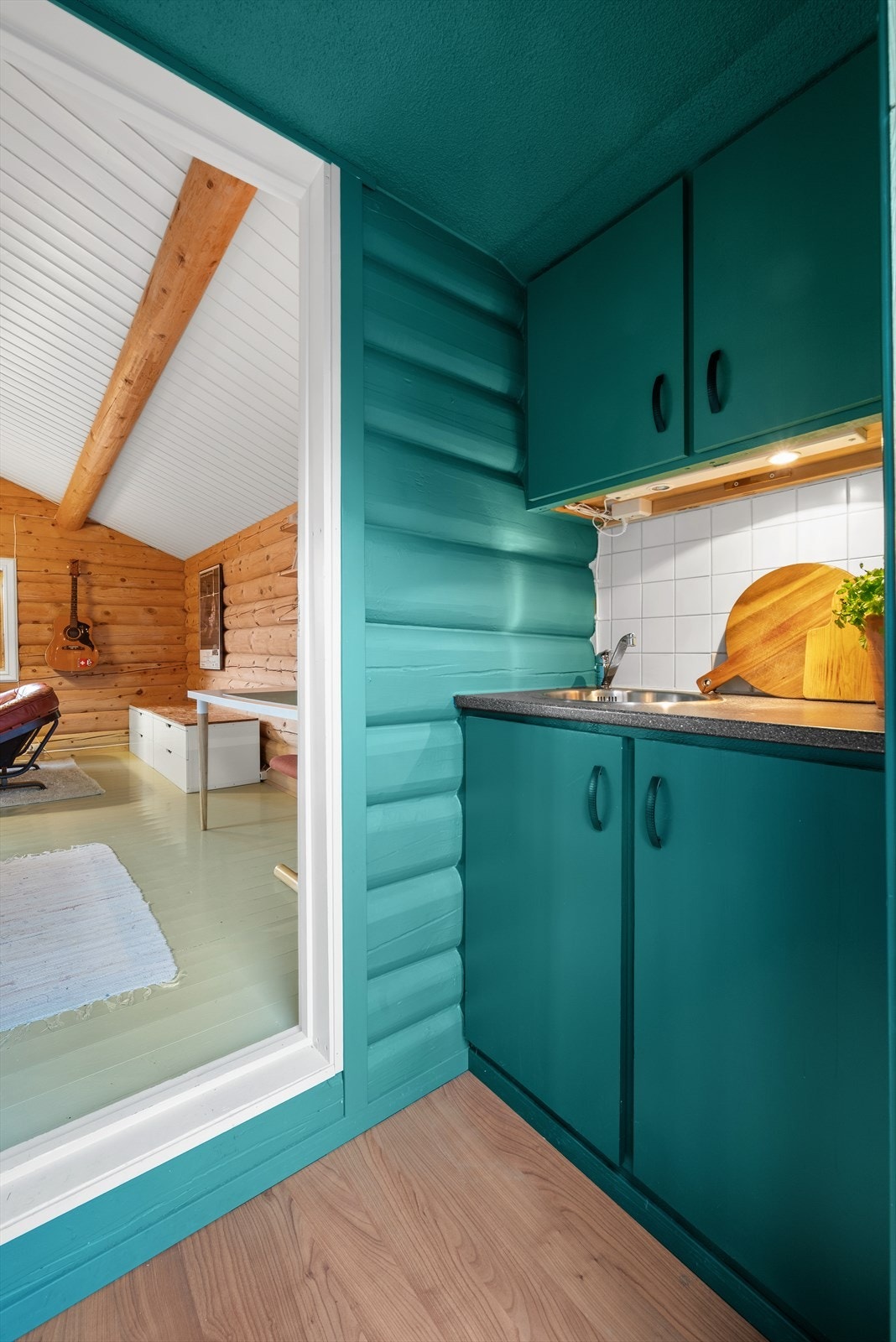 Tekjøkkenet er utstyrt med vask, benk og oppbevaringsskap. Galleribilde