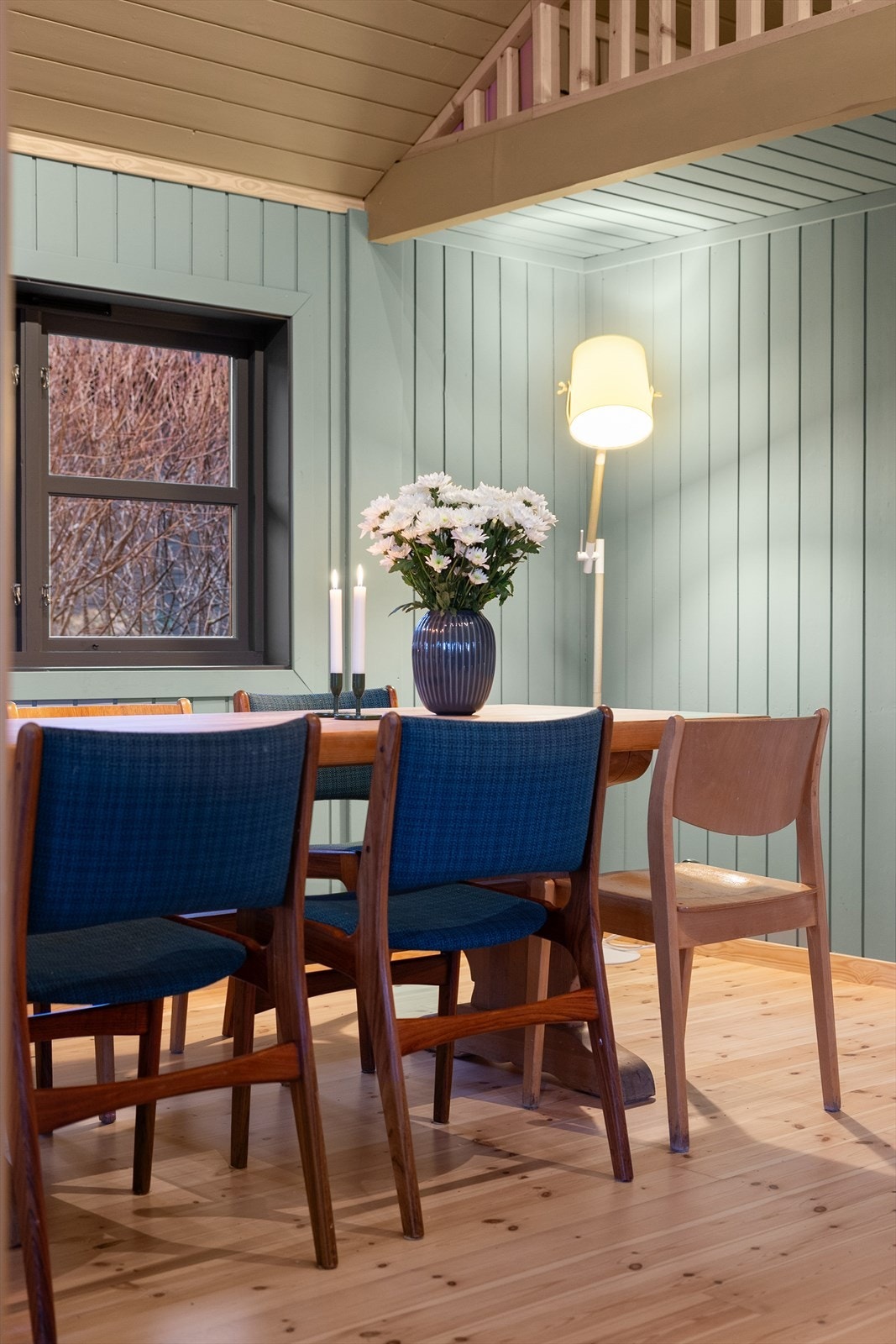 Oppholdsrommene har god soneinndeling, noe som gjør det enkelt å innrede slik du selv ønsker. Galleribilde