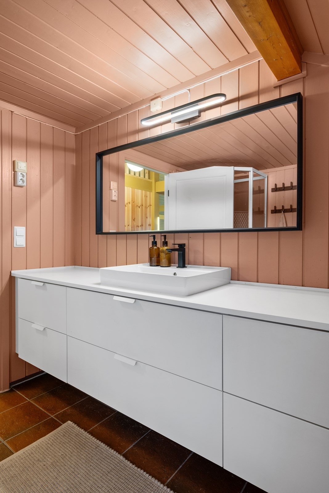 Baderomsmøbel, servant, blandebatteri, speil og belysning er nytt. Galleribilde