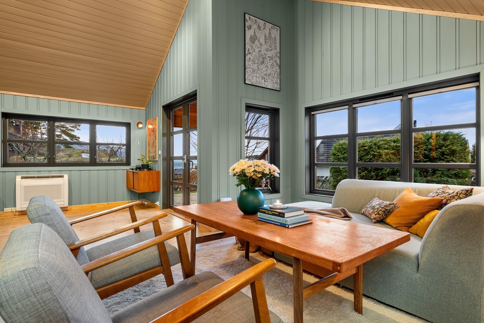 Stuen har store vindusflater mot både sør og vest, noe som sikrer godt med dagslys inne. Vinduene er etterisolert og har fått nye lister. Galleribilde