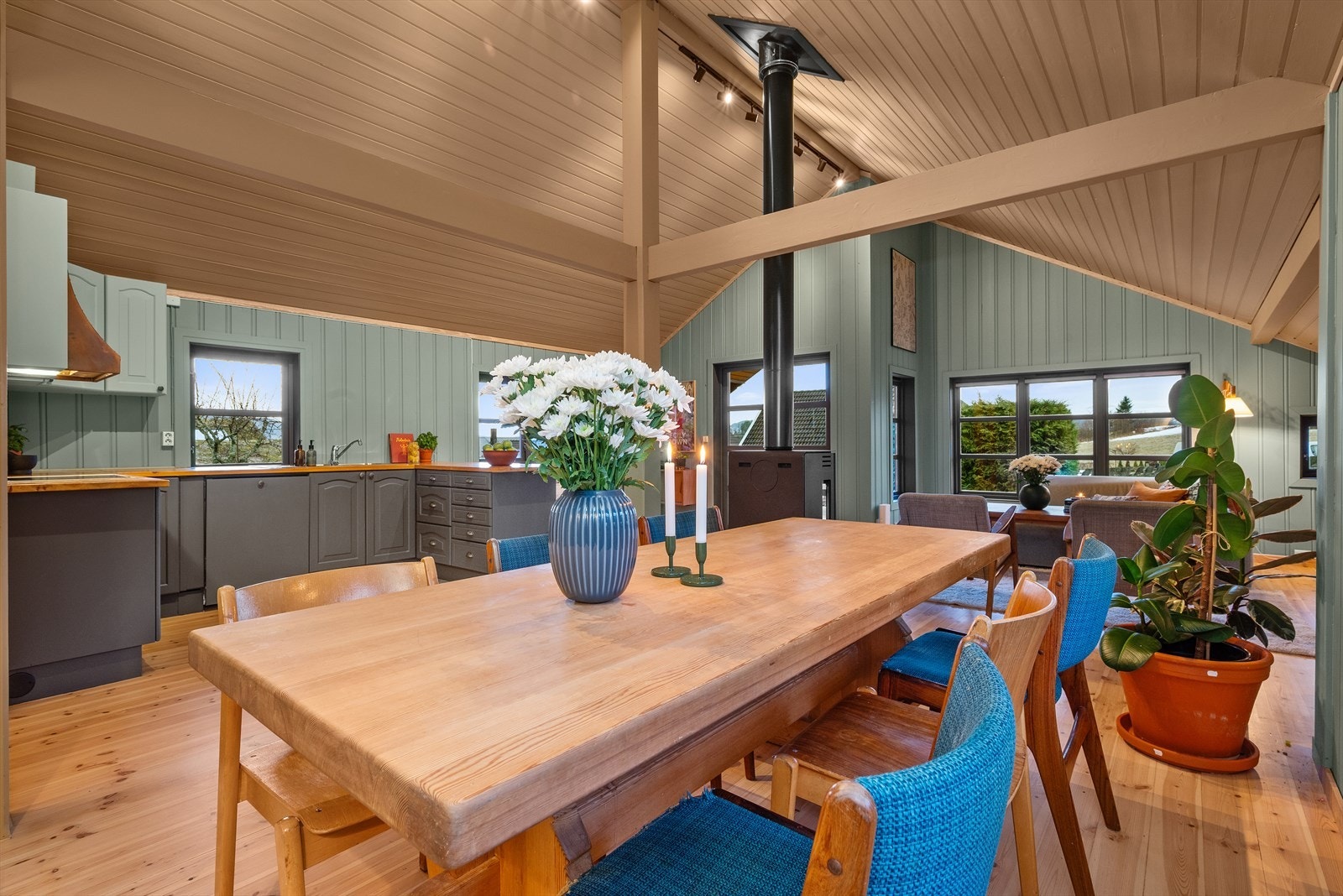 Med stor takhøyde og god gulvplass legger oppholdsrommene til rette for sosialt og godt familieliv. Galleribilde