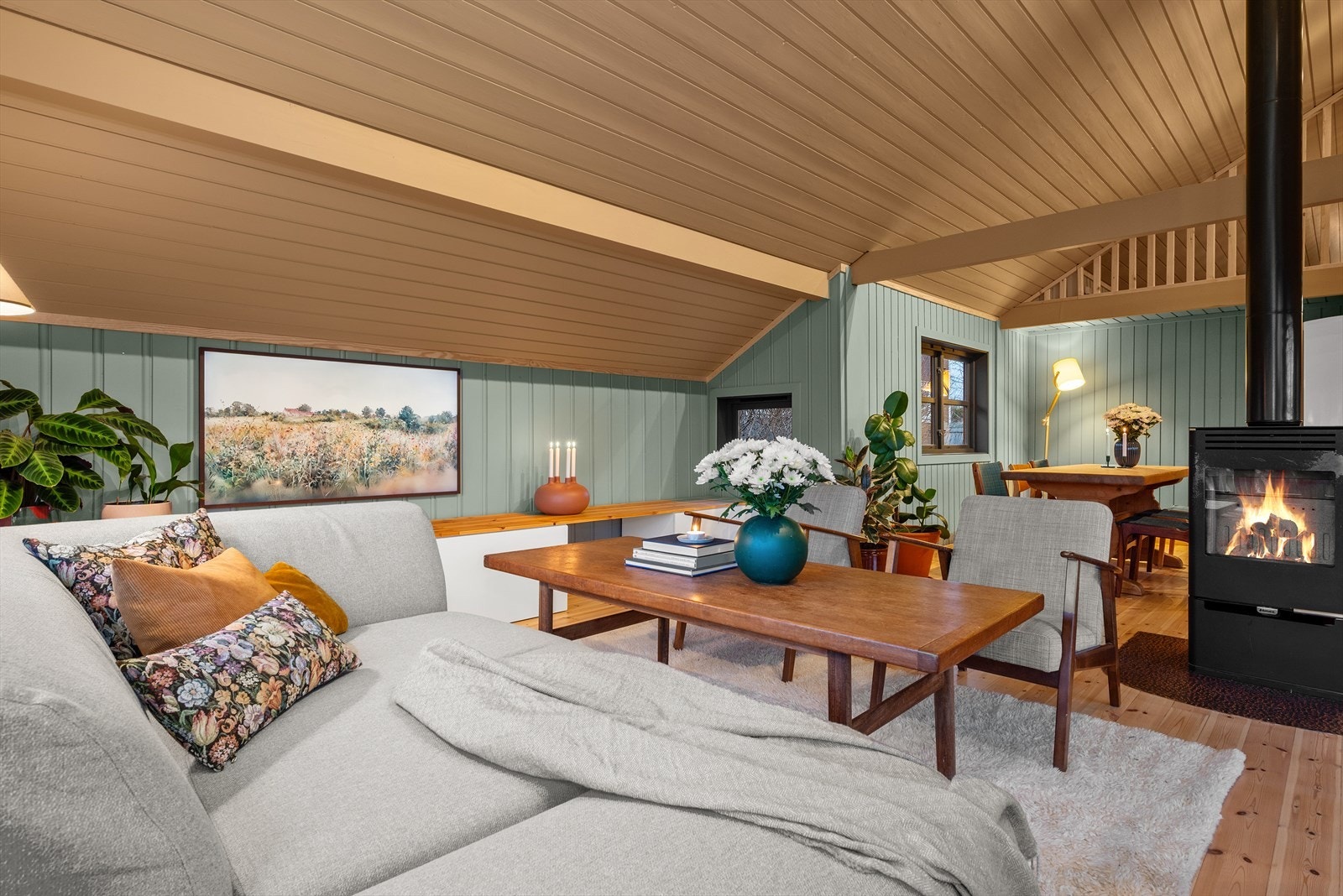 En sentralt plassert peisovn med stålpipe gir god og lun varme til hele boligen. Galleribilde