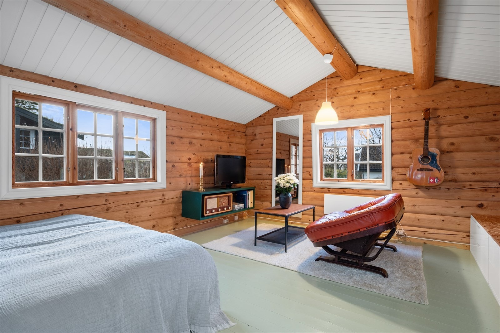 Det 23,5 kvadratmeter store annekset er laftet i klassisk stil, med tømmerdragere i taket. Her har gjester eget soverom, tekjøkken, bad, stuekrok og fibernett. Galleribilde