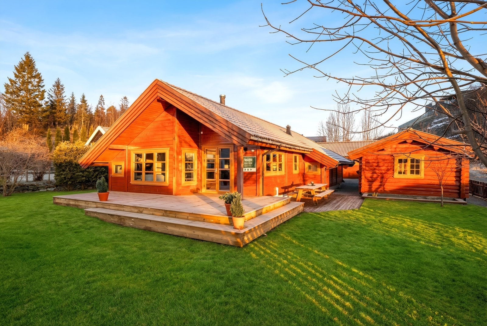 Velkommen til Blekesmarka 4, en sjarmerende og velstelt enebolig med en hage som legger opp til lek og hygge. Galleribilde