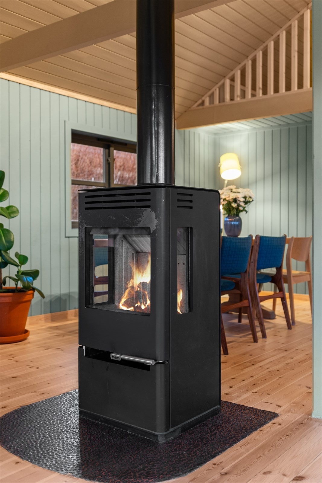 Peisen har nytt brennkammer. Det gir god varmeøkonomi, renere forbrenning, godt inneklima og mer trygghet. Galleribilde