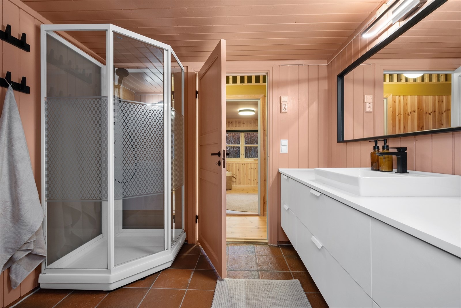 Baderommet er oppusset med nymalte vegger og tak, har ny og moderne innredning, nytt lys og stikk. Gulvet er helfliset. Galleribilde