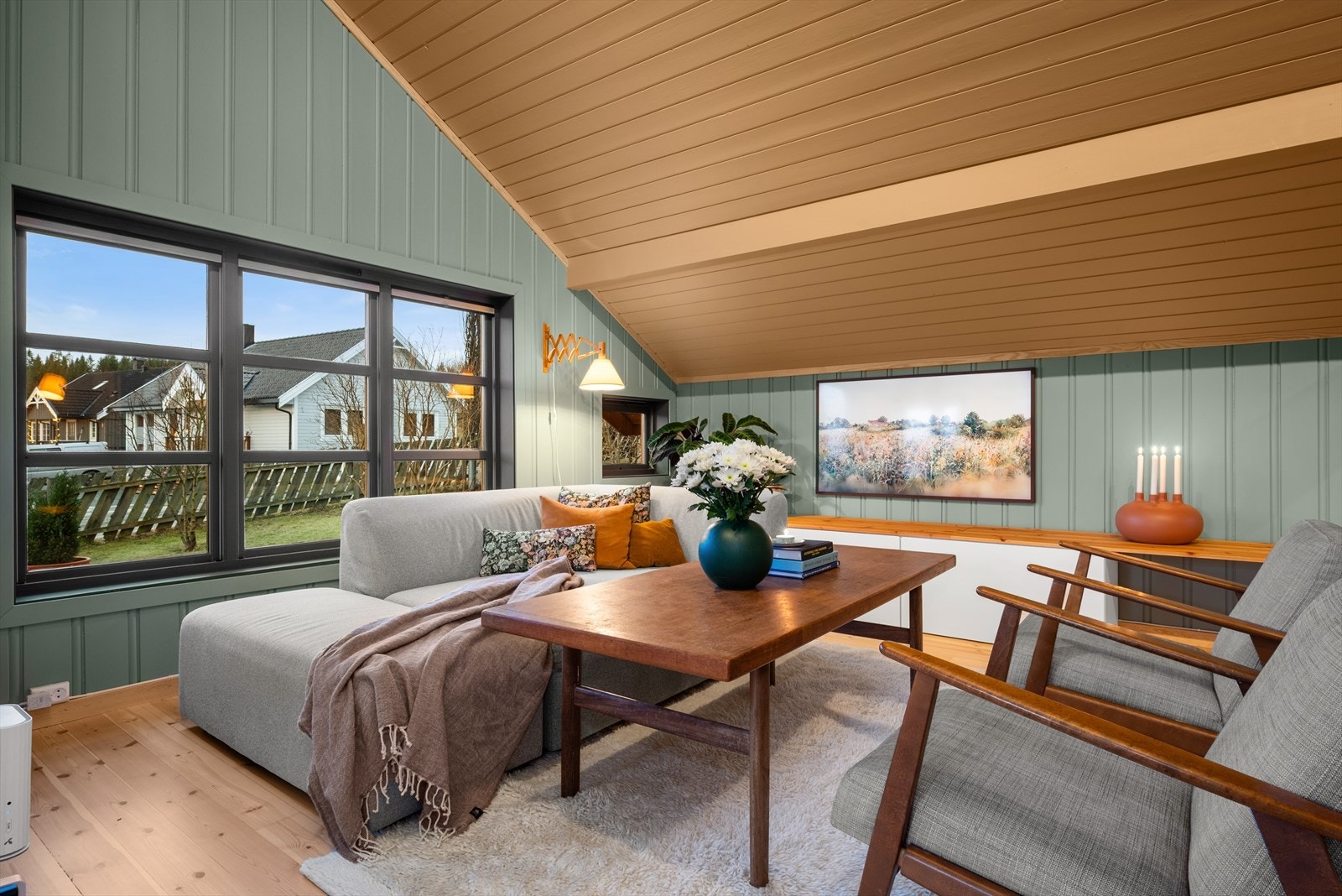 Stuekroken har en koselig atmosfære, skapt av det slipte tregulvet, de store vinduene og skråtaket som både gir luft og lunhet. Galleribilde