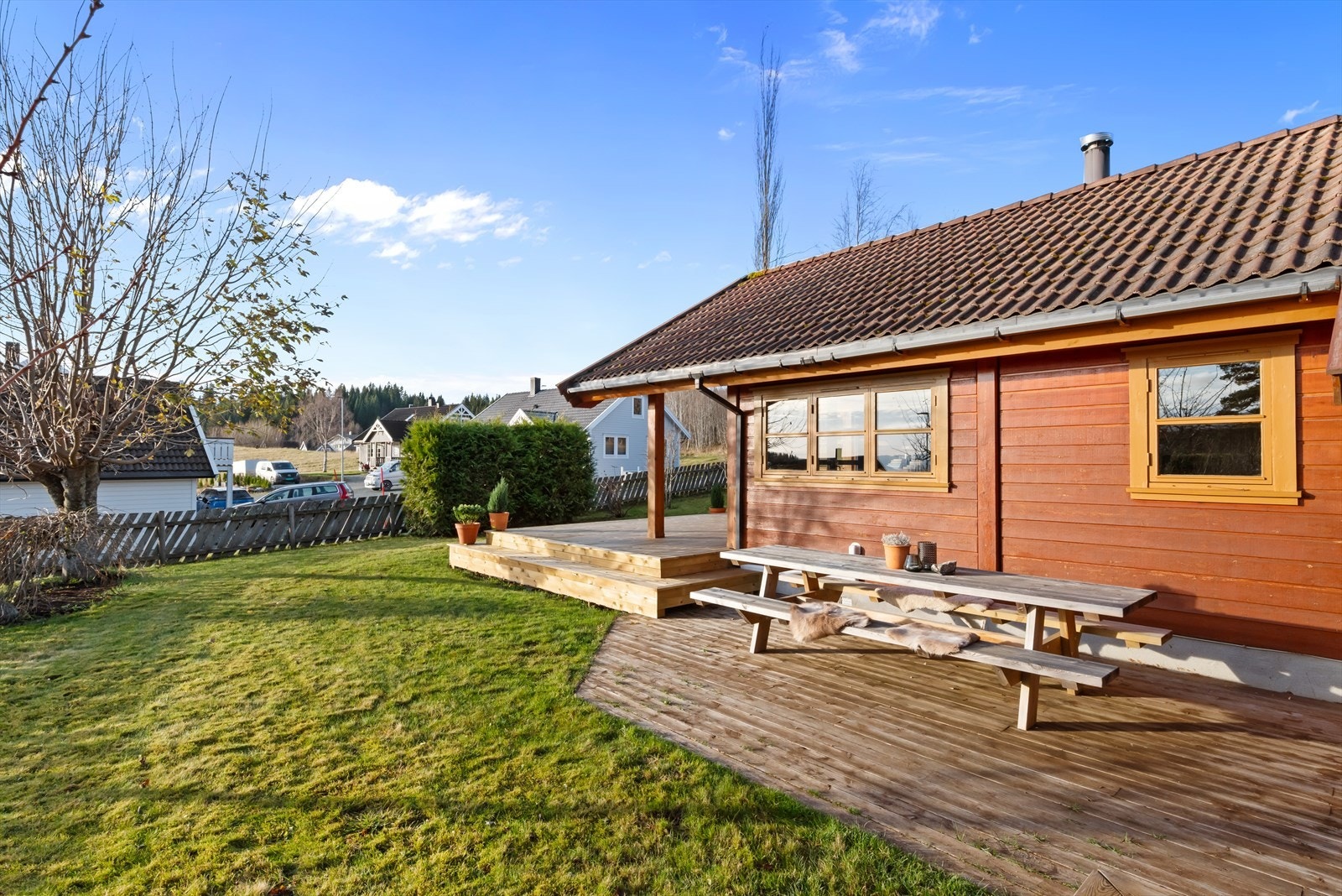 På den 694 kvadratmeter store tomten er det hele 65 kvadratmeter terrasseflater, samt store områder med plen. Galleribilde