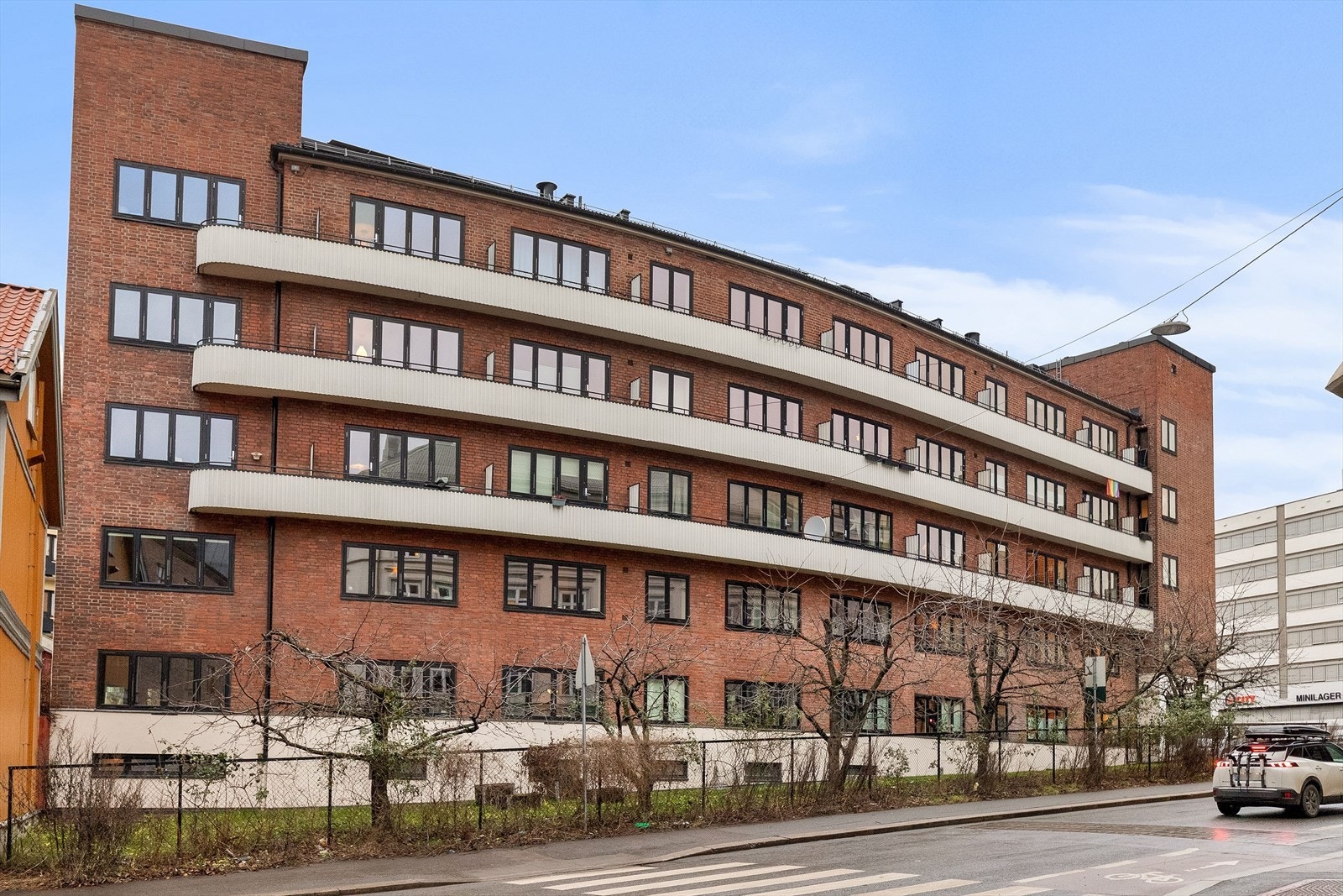 Byggets fasade mot gaten er i teglstein, som gir et solid og tidløst uttrykk. Galleribilde