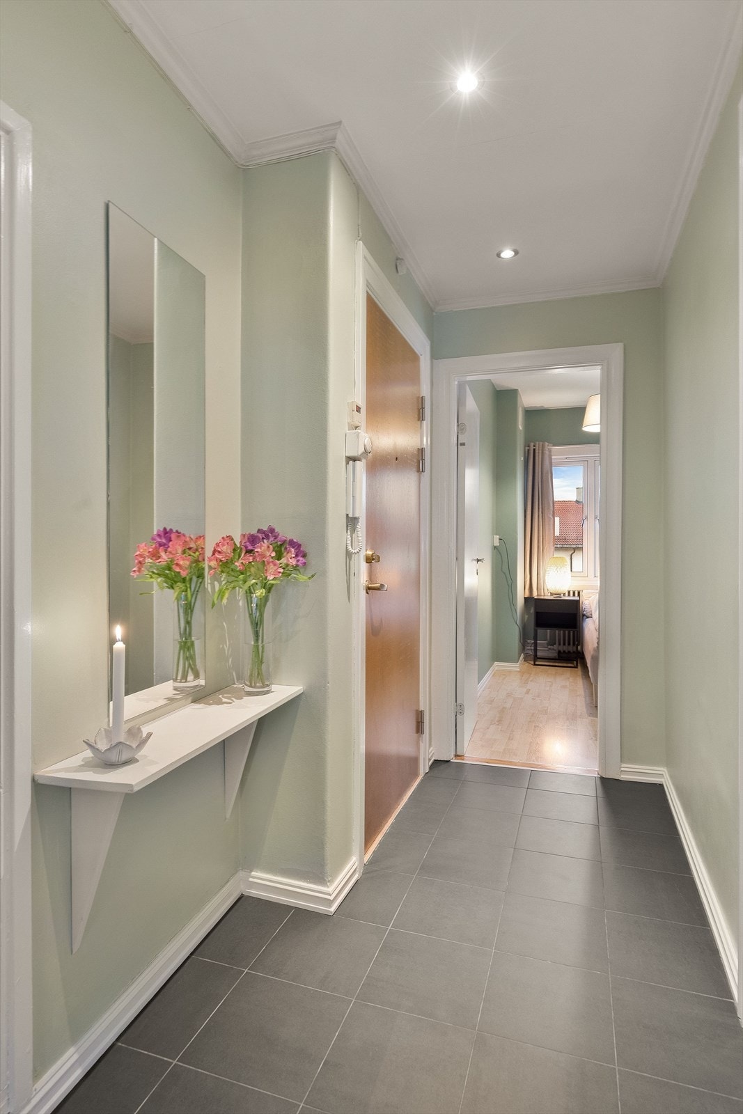 De fleste overflater i leiligheten, inkludert i entréen, ble malt i 2025. Galleribilde