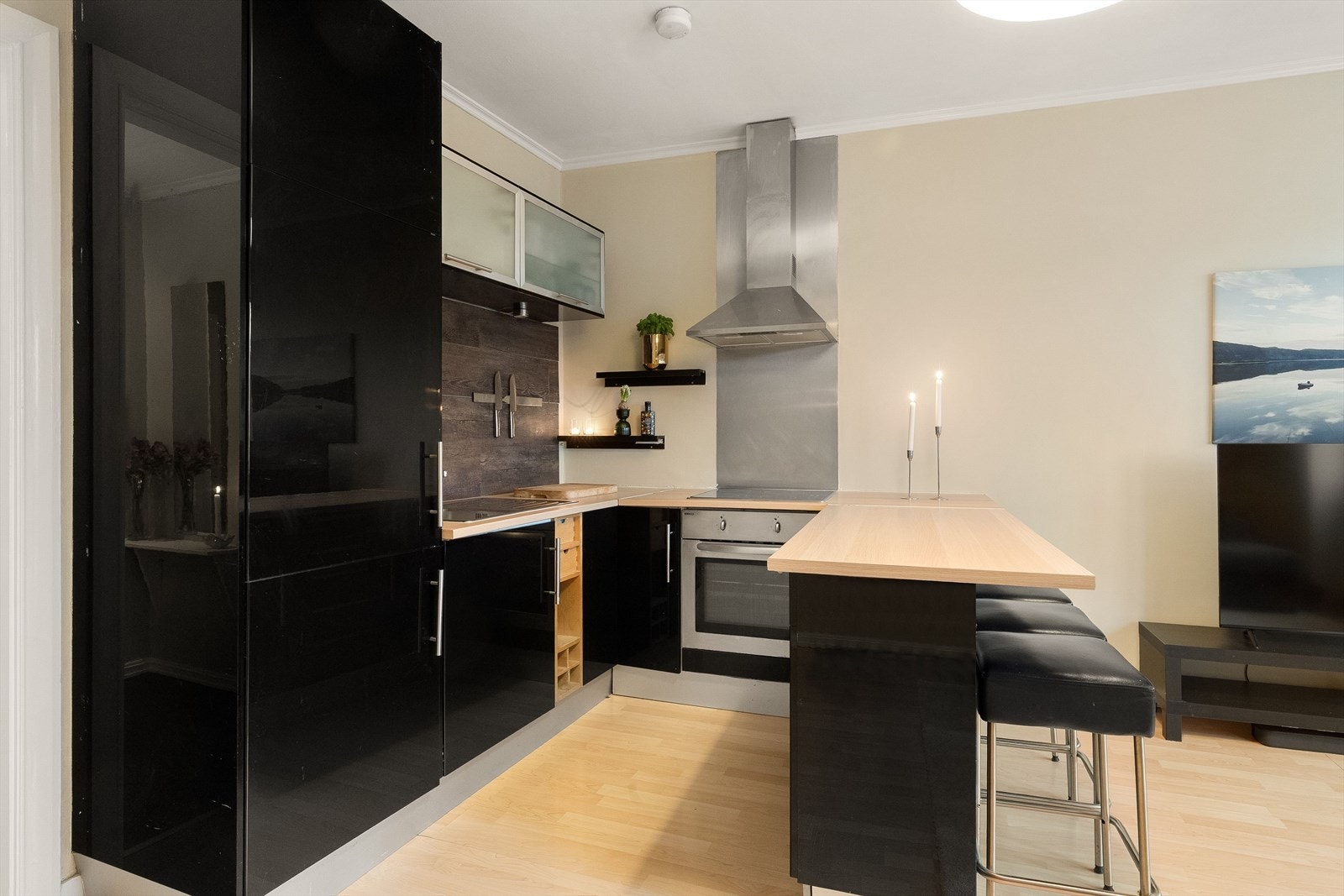 Kjøkkenet har integrert stekeovn, keramisk platetopp og kombiskap med kjøl/frys. Galleribilde