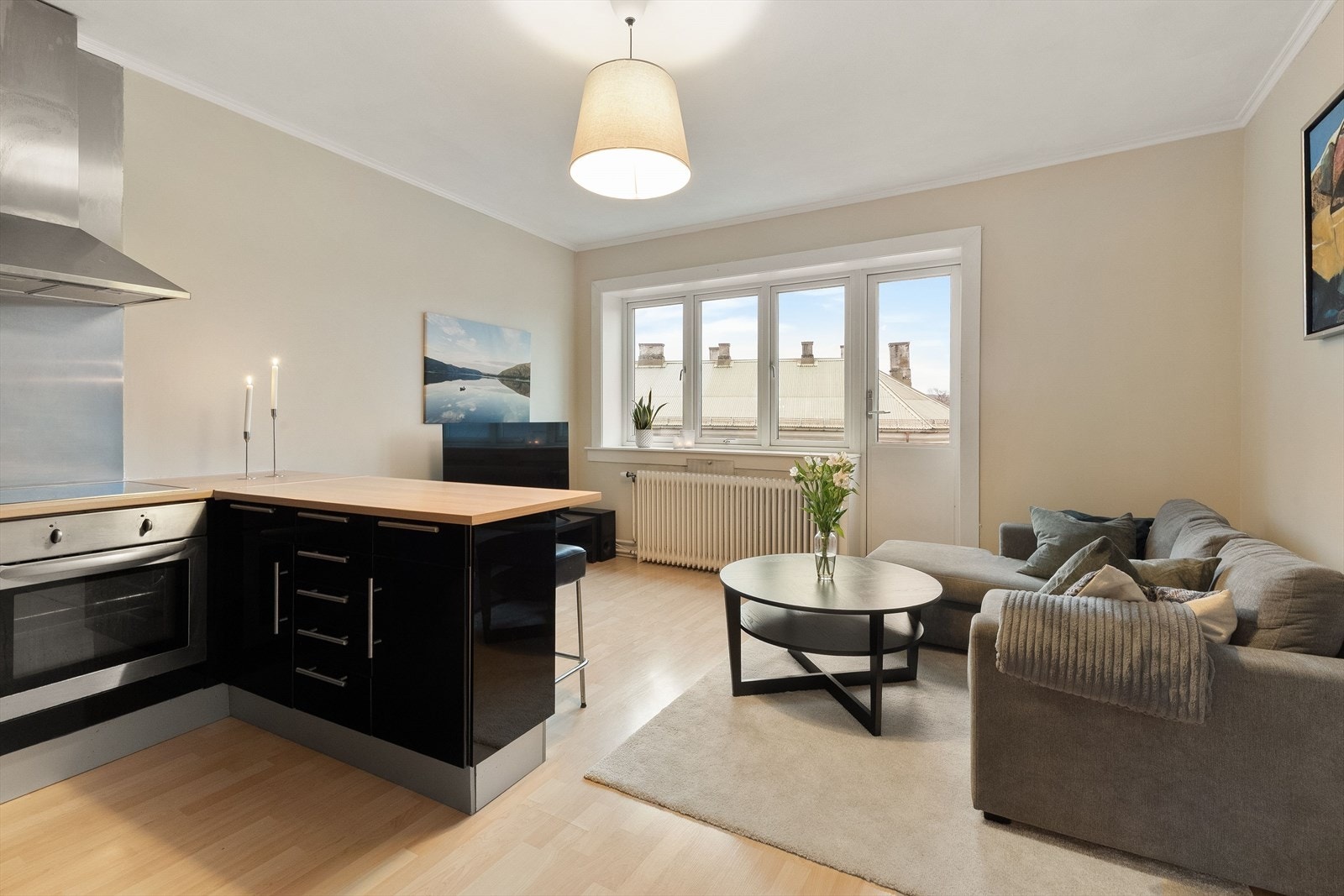 Store vindusflater fra 2013 gir godt med naturlig lys. Galleribilde