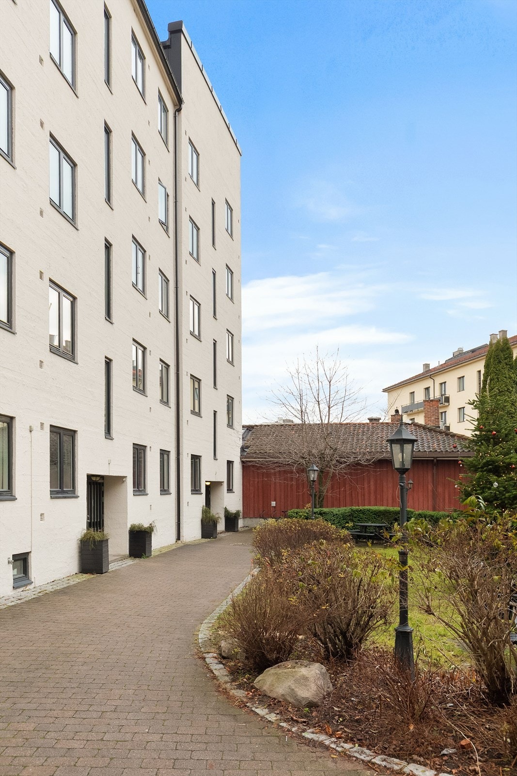 Gangveier i belegningsstein binder sammen de felles uteområdene. Galleribilde