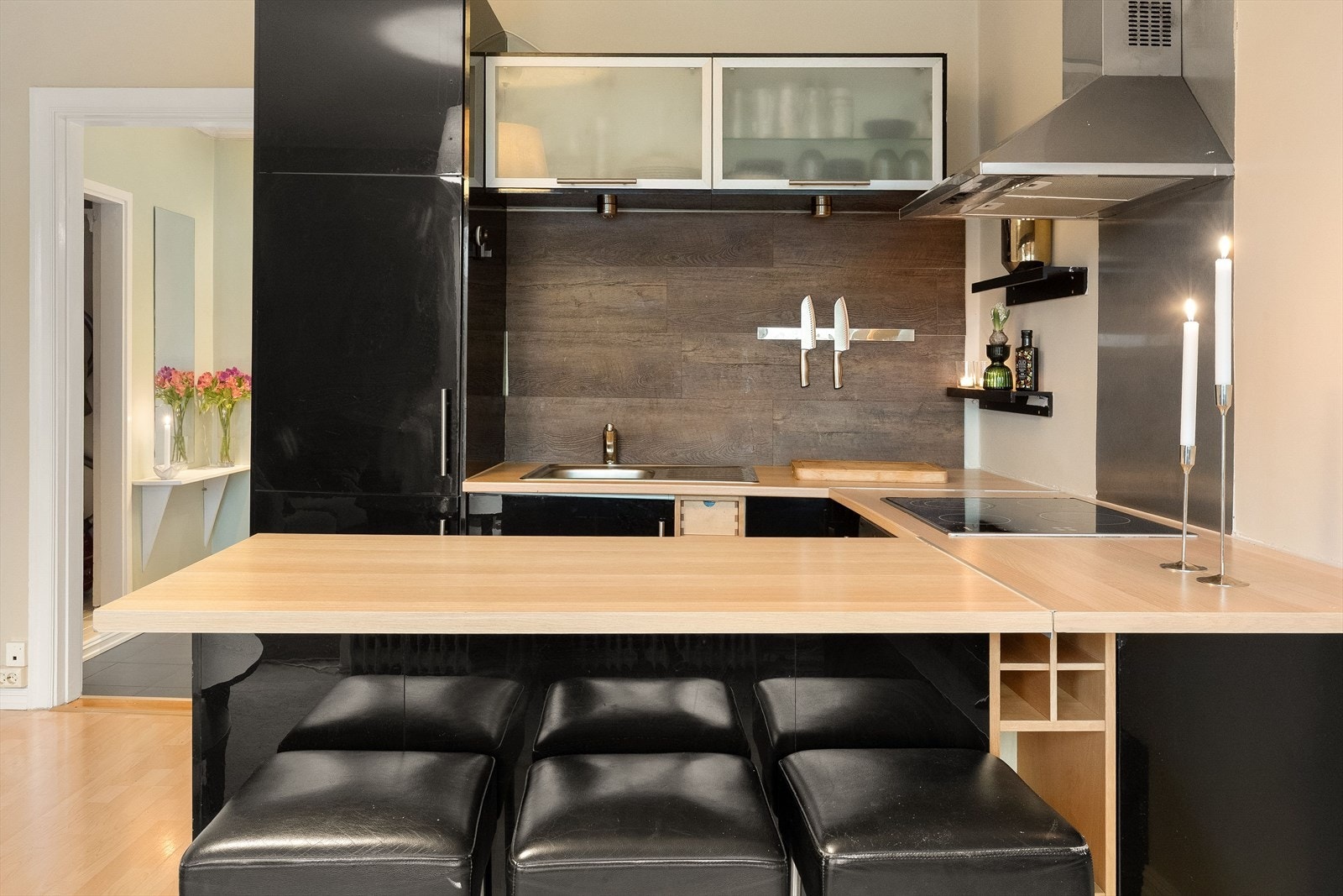 Kjøkkenet er kompakt og funksjonelt med smarte oppbevaringsløsninger. Galleribilde