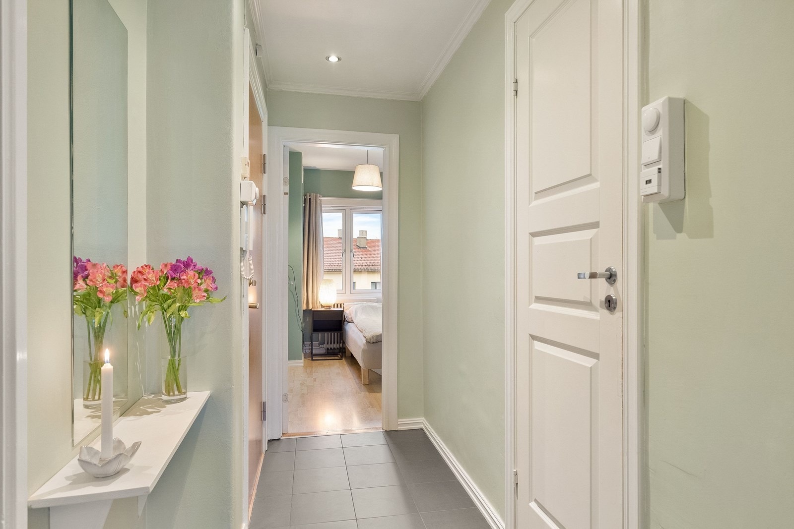 Fra gangen er det adkomst til bad og leilighetens separate soverom. Galleribilde