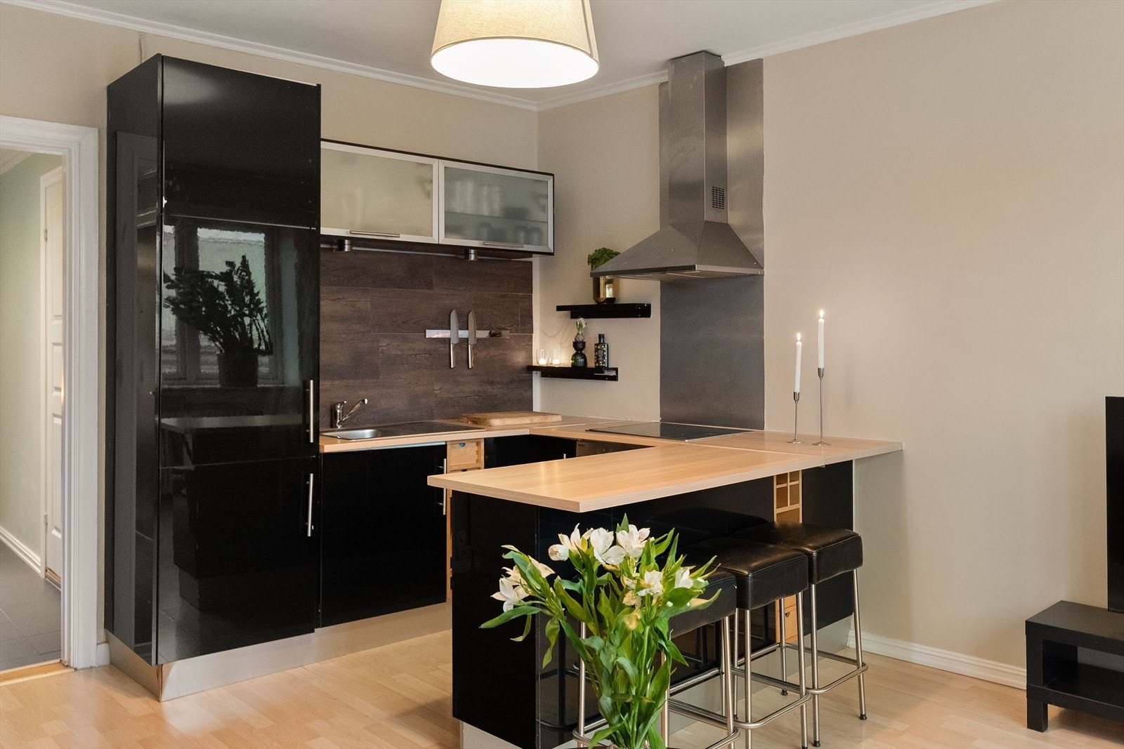 Kjøkkenøya fungerer som en naturlig romdeler og en hyggelig spiseplass. Galleribilde