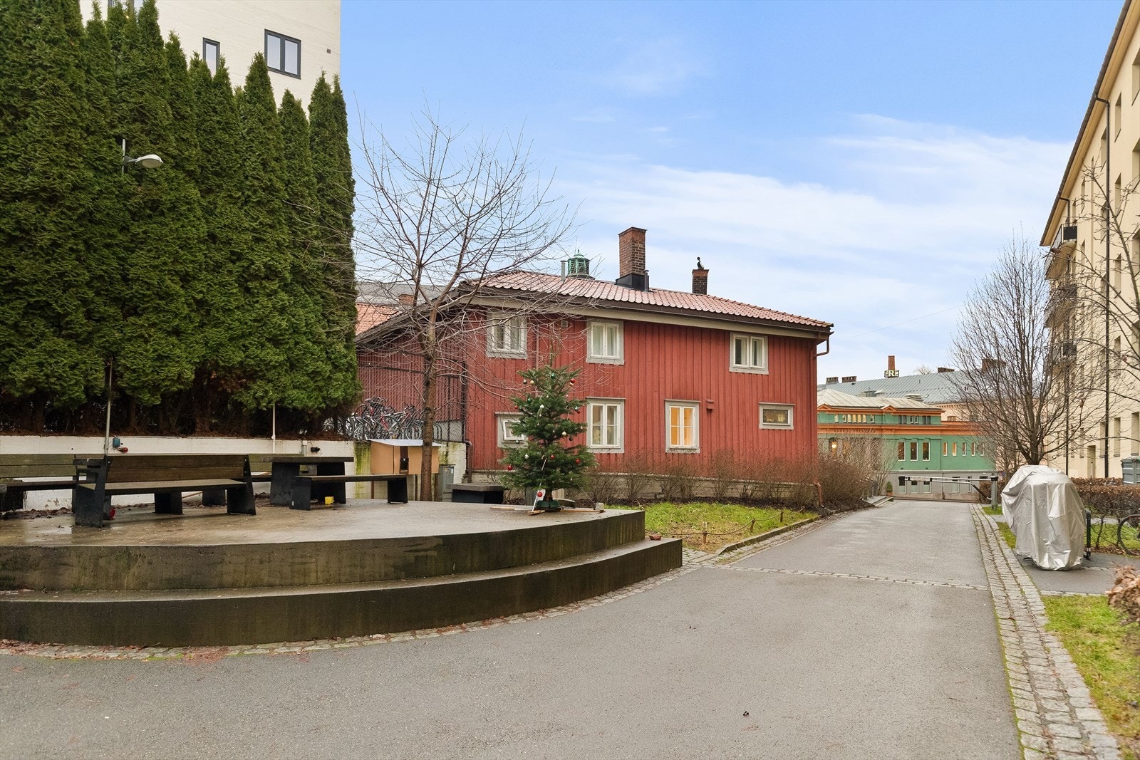 Sykler kan parkeres i stativ på gårdsplassen eller i felles sykkelbod i kjelleren. Galleribilde
