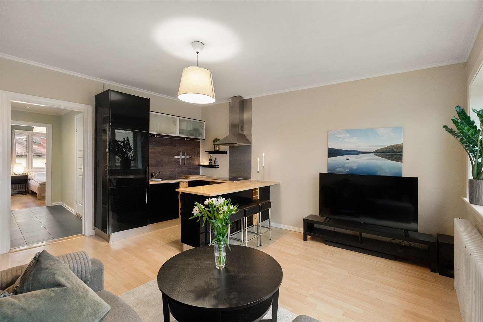 En lys og arealeffektiv 2-roms med åpen løsning mellom stue og kjøkken. Galleribilde