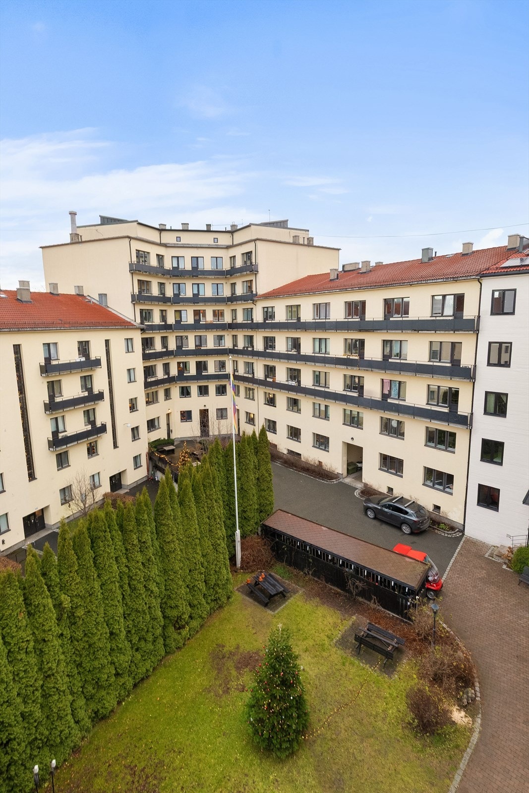 Bygården er en del av et veletablert sameie med et skjermet og hyggelig gårdsrom. Galleribilde