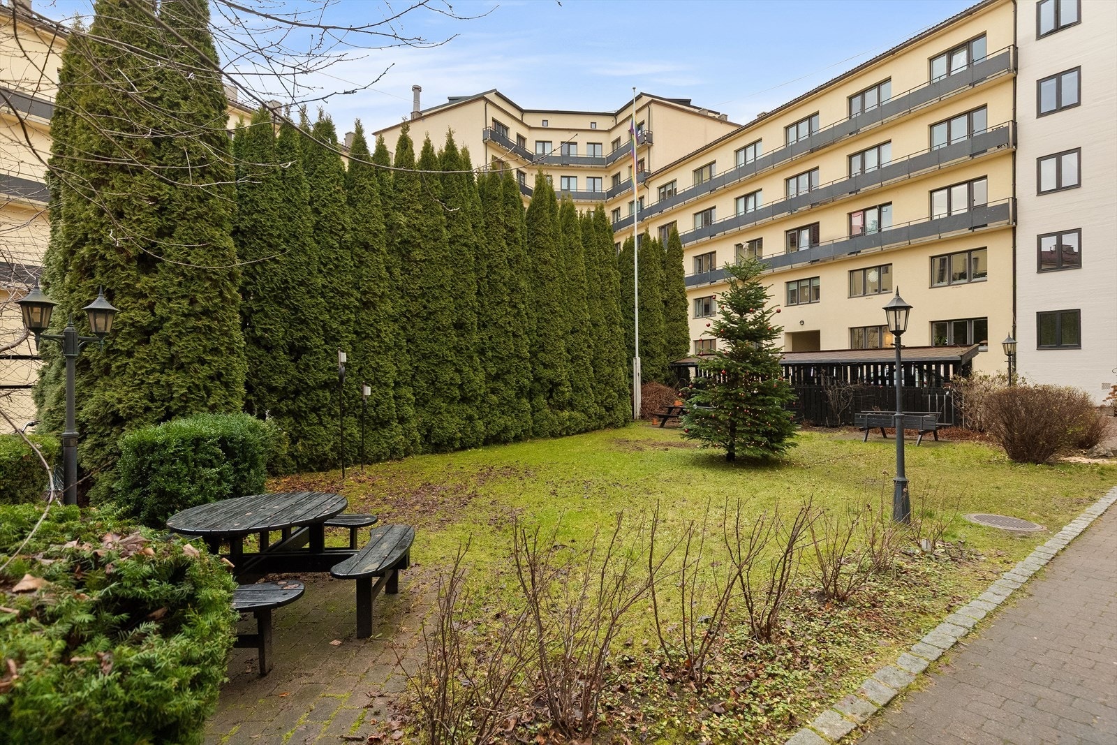 Den frodige bakgården er et hyggelig samlingspunkt for beboerne. Galleribilde