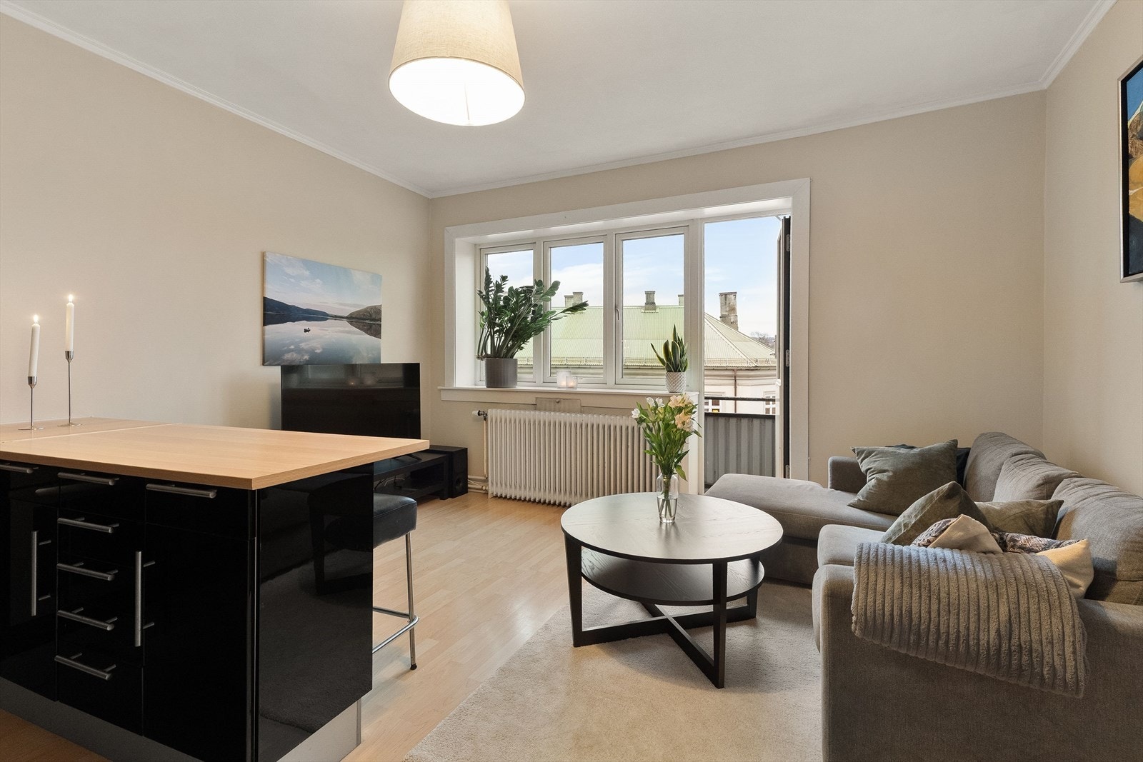 Stuen har en generøs takhøyde på 2,62 meter, som gir en luftig atmosfære. Galleribilde