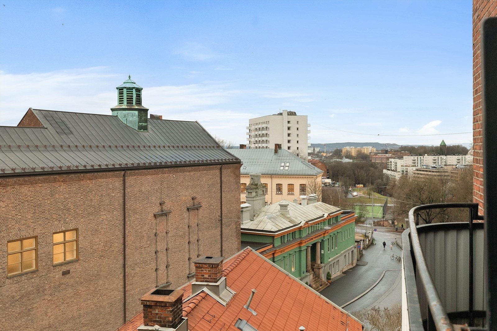 Fra balkongen har du vidstrakt utsikt over bl.a. takene på Torshov og nærområdet. Galleribilde