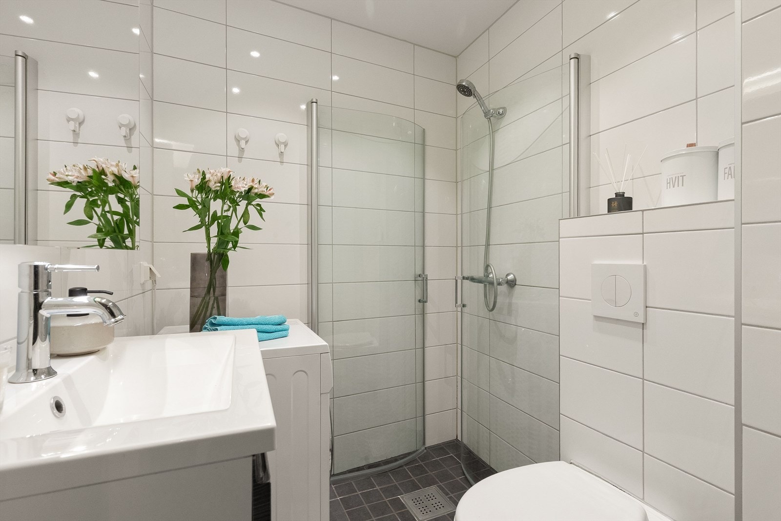 Badet ble renovert i 2017 og har et moderne uttrykk med tidløse fliser. Galleribilde