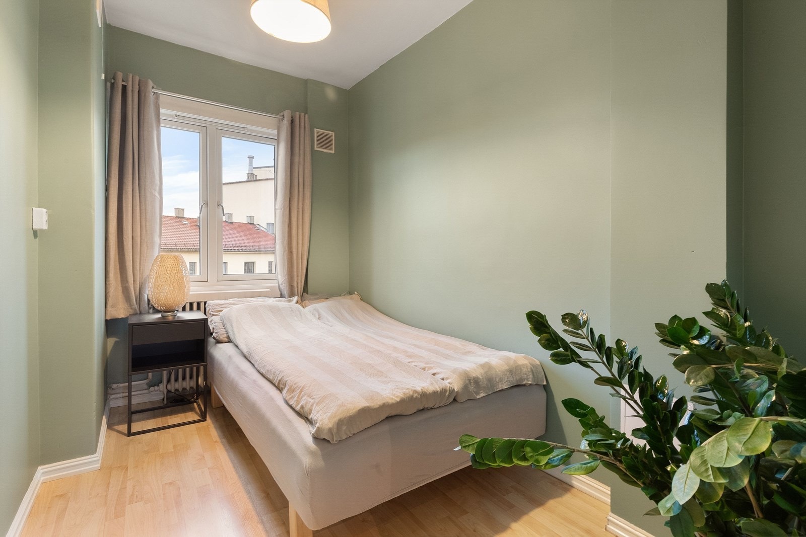 Soverommet har plass til dobbeltseng og vender mot en rolig bakgård. Galleribilde