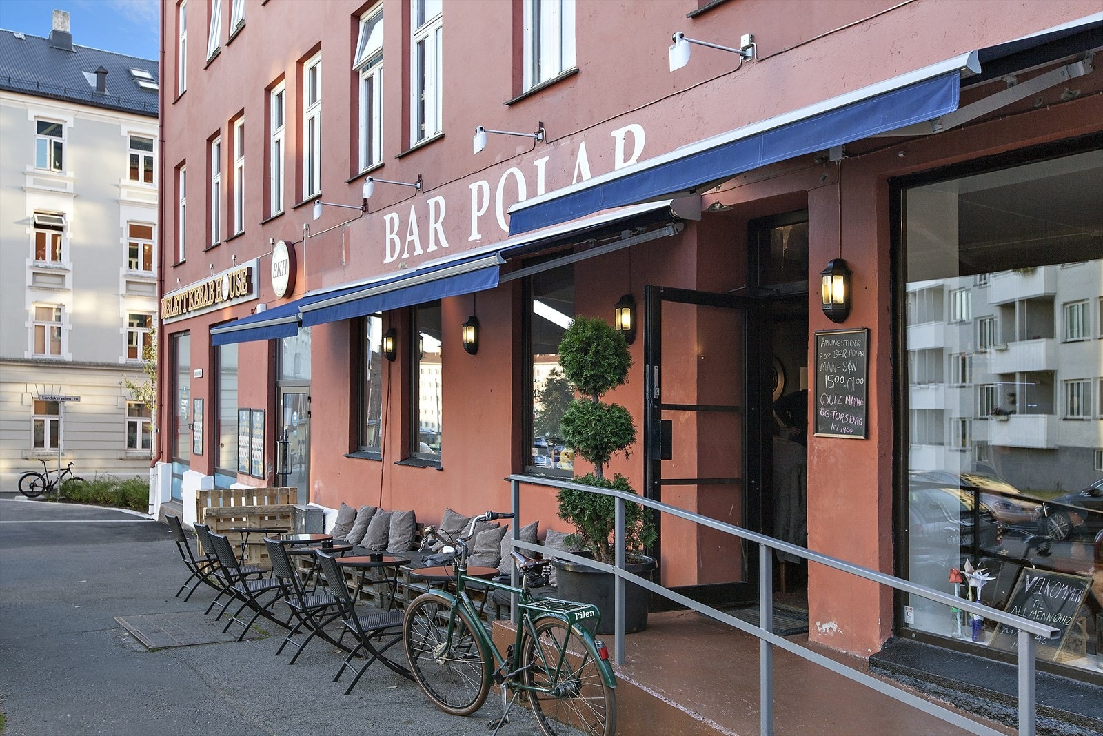 Området byr på en rekke populære spisesteder og kafeer. Galleribilde