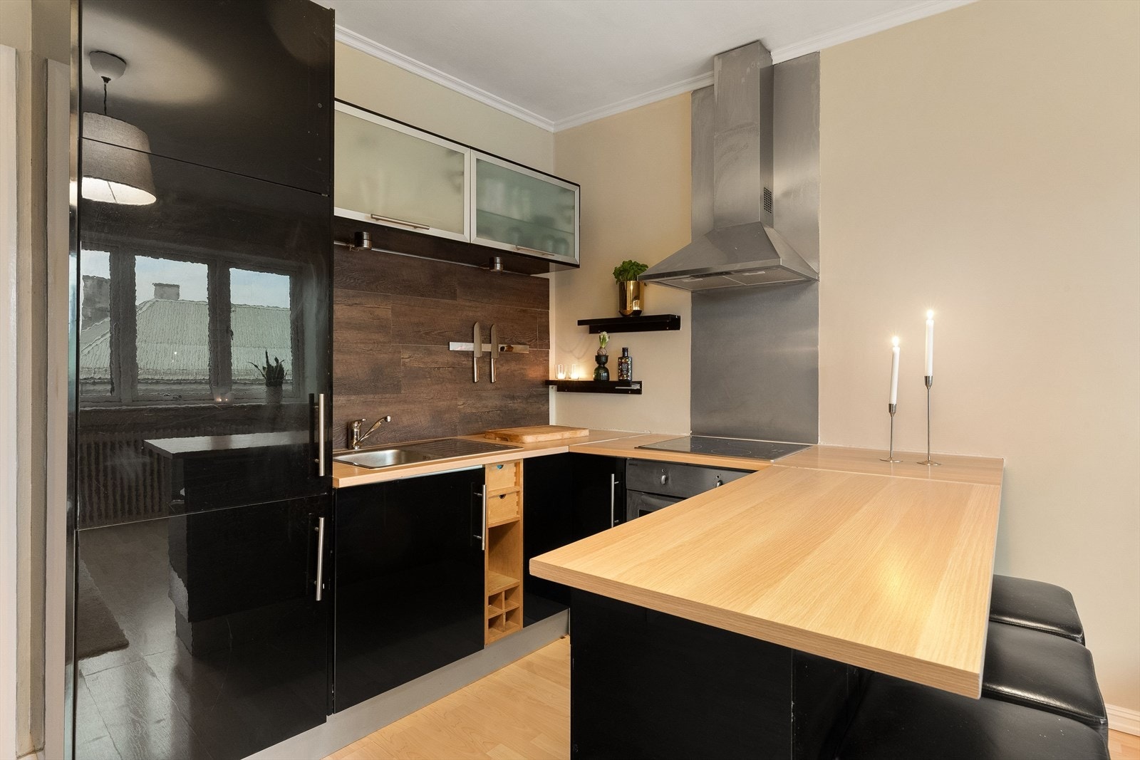 Innredningen har høyglans fronter og en solid benkeplate i laminat. Galleribilde