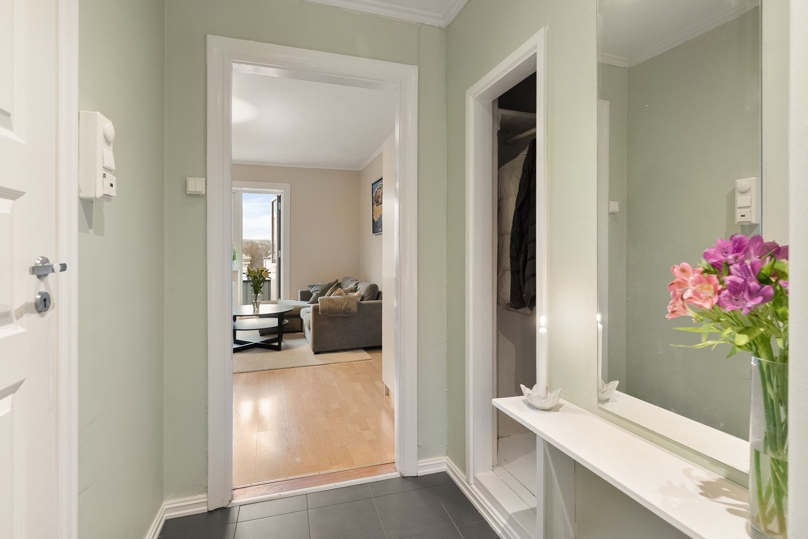 Fra entréen er det en naturlig flyt videre inn i leilighetens sosiale sone. Bad til venstre. Galleribilde