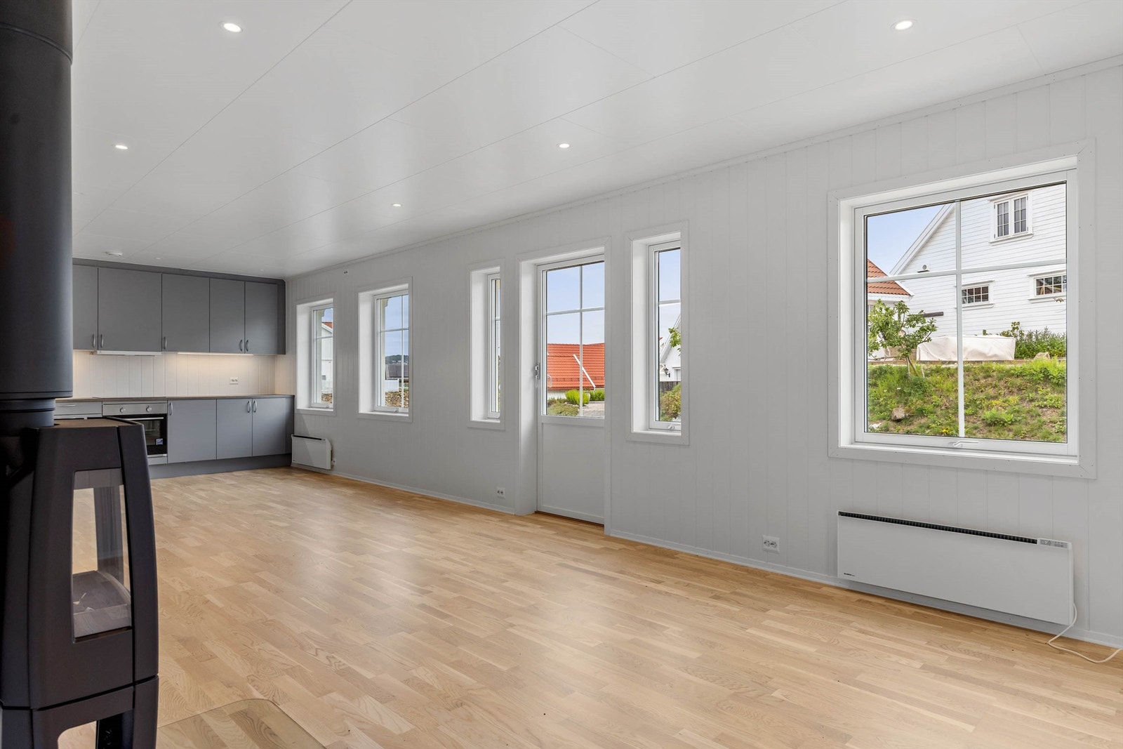 Balansert ventilasjon, downlights i taket og lyse flater. Galleribilde