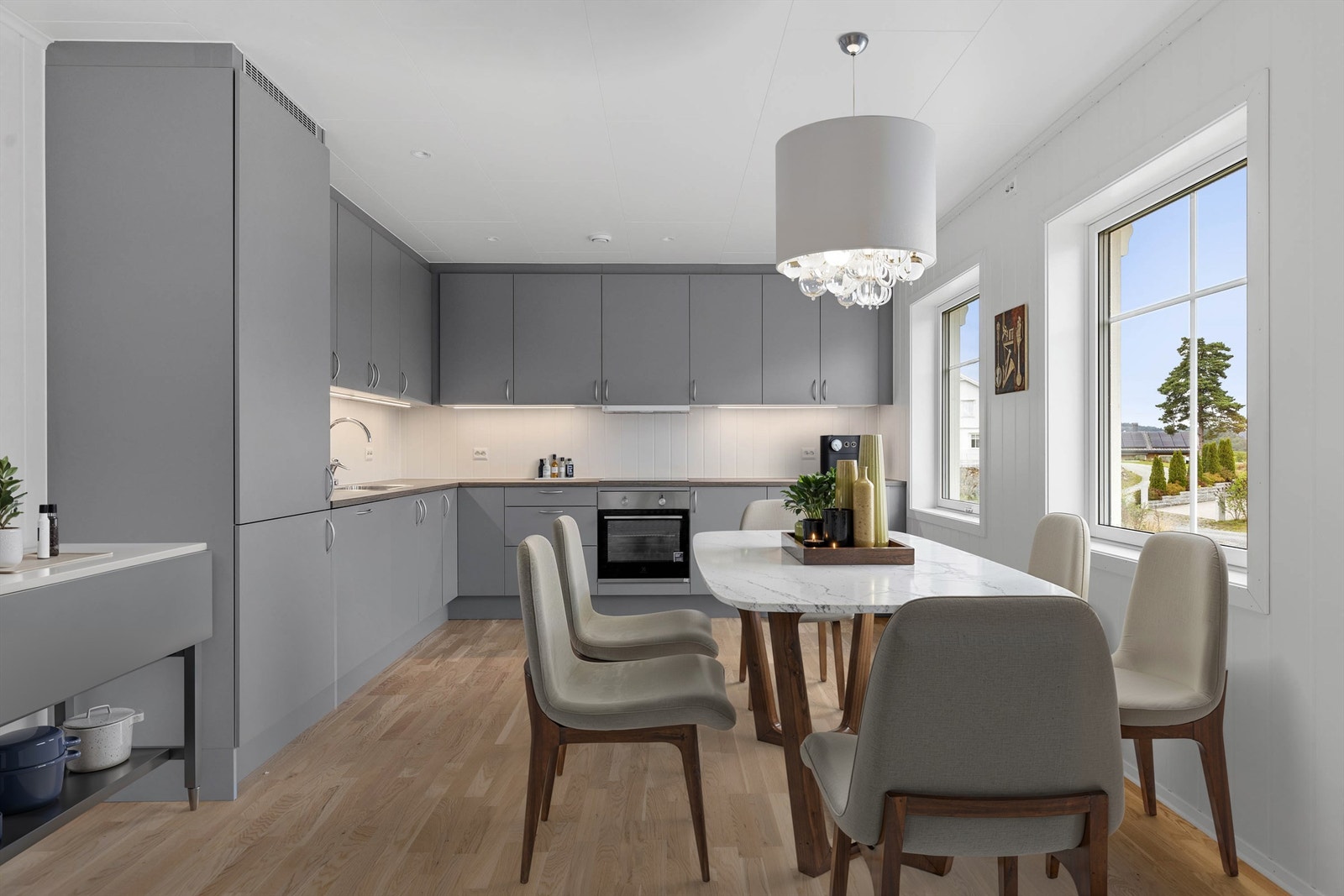 Digitalt møblert kjøkken. Kjøkkenet er fra Aubo med integrerte hvitevarer som medfølger. Galleribilde