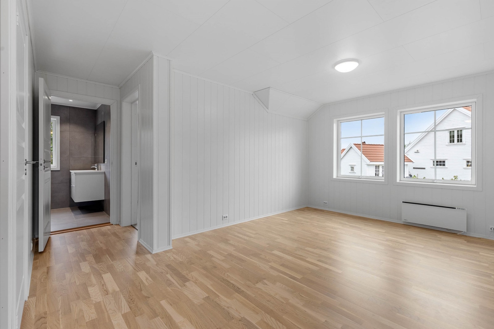 Loftstue med god plass til møbler, eller et ekstra rom - ved å sette opp en lettvegg. Galleribilde