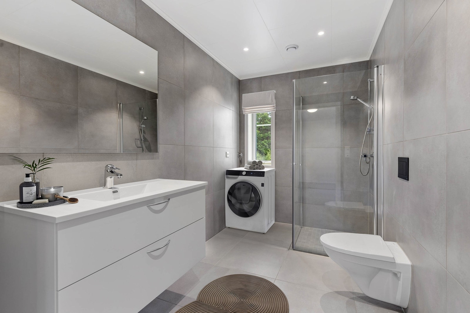 Digitalt møblert bad. Her får man bl.a. moderne, store fliser, stort speil, dusjhjørne, vegghengt toalett og servant. Galleribilde