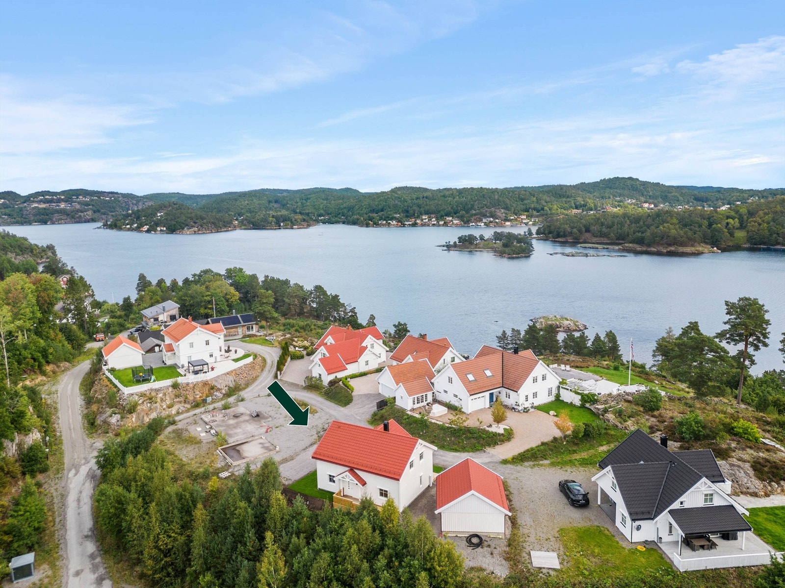 Få meter til sjøen fra eiendommen. Det er badestrand og mulighet for leie av båtplass rett ved. Galleribilde