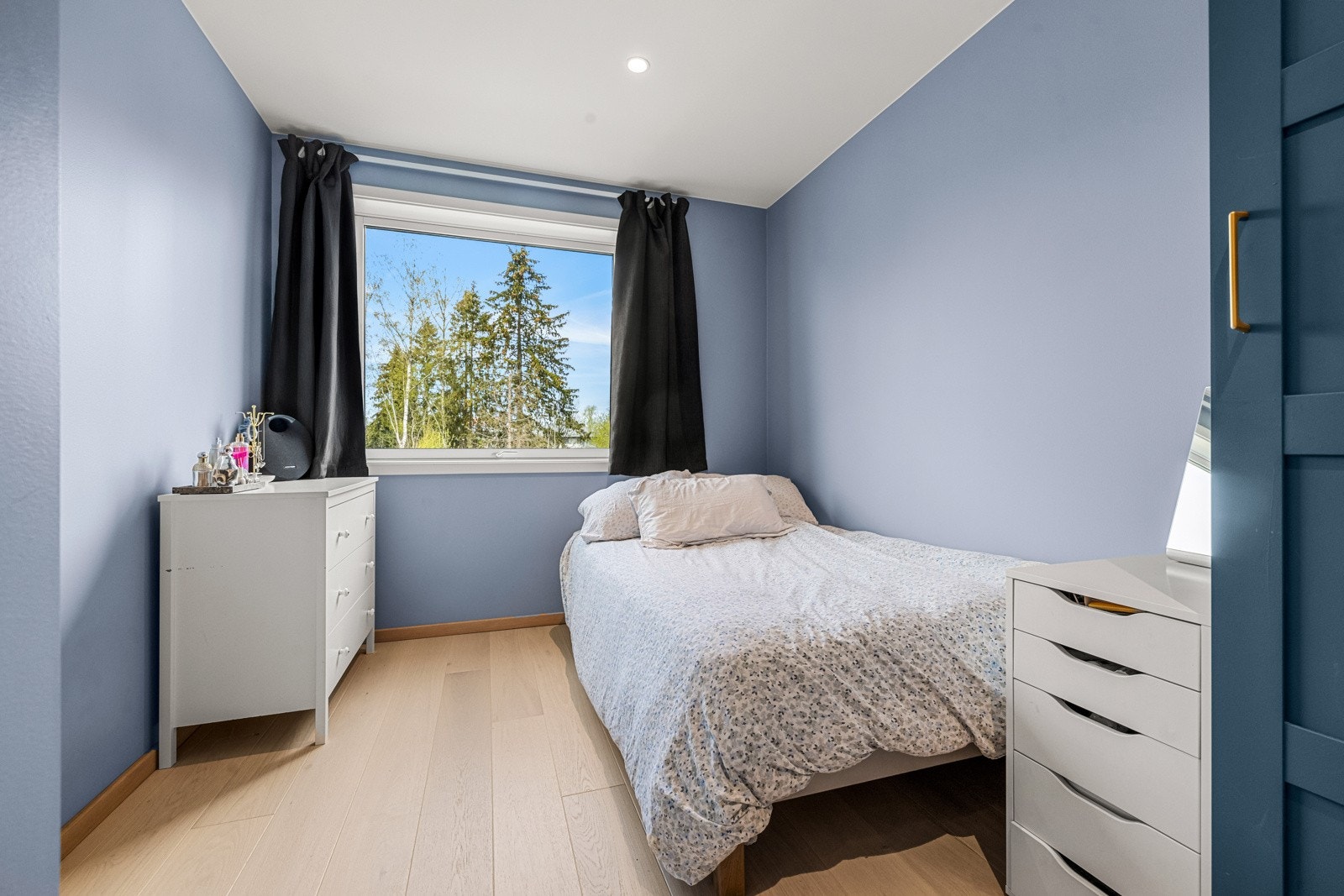 To fine barnerom av samme størrelse, med plass til seng, nattbord og et lite skrivebord. Galleribilde