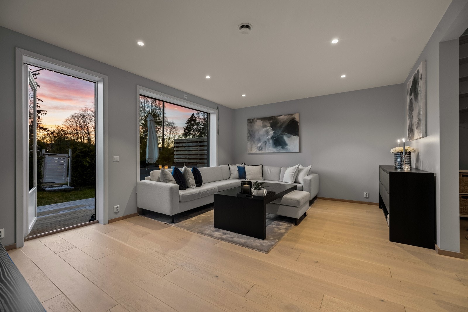 Koselig kveldssteming med utsyn mot hagen, helt uten innsyn. Galleribilde