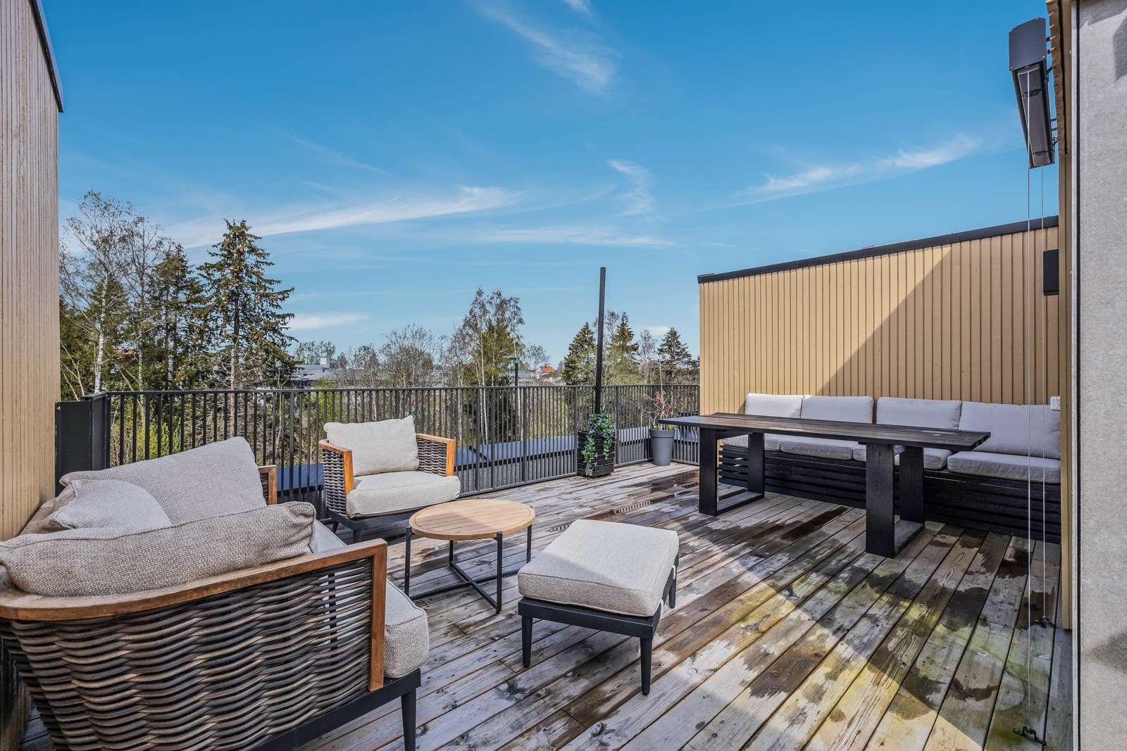 Takterrassen måler ca. 34 kvm, og er skjermet for innsyn. Galleribilde