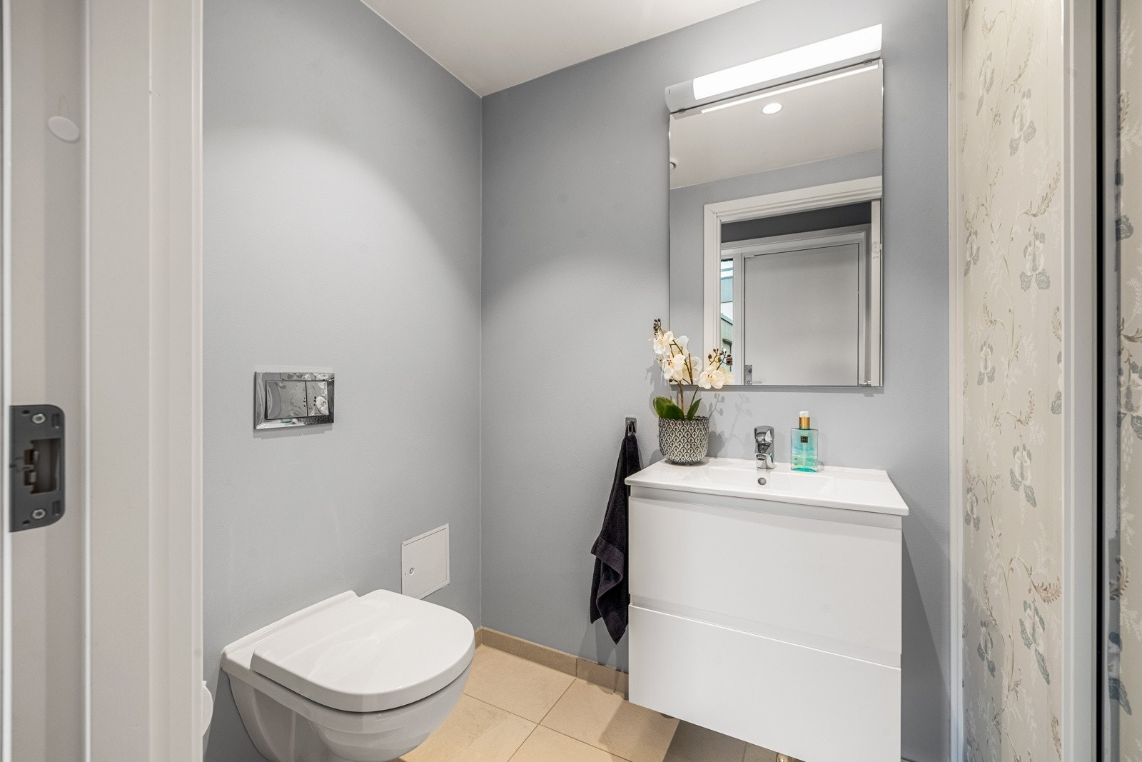 Fint gjestetoalett praktisk plassert ved entreen. Galleribilde