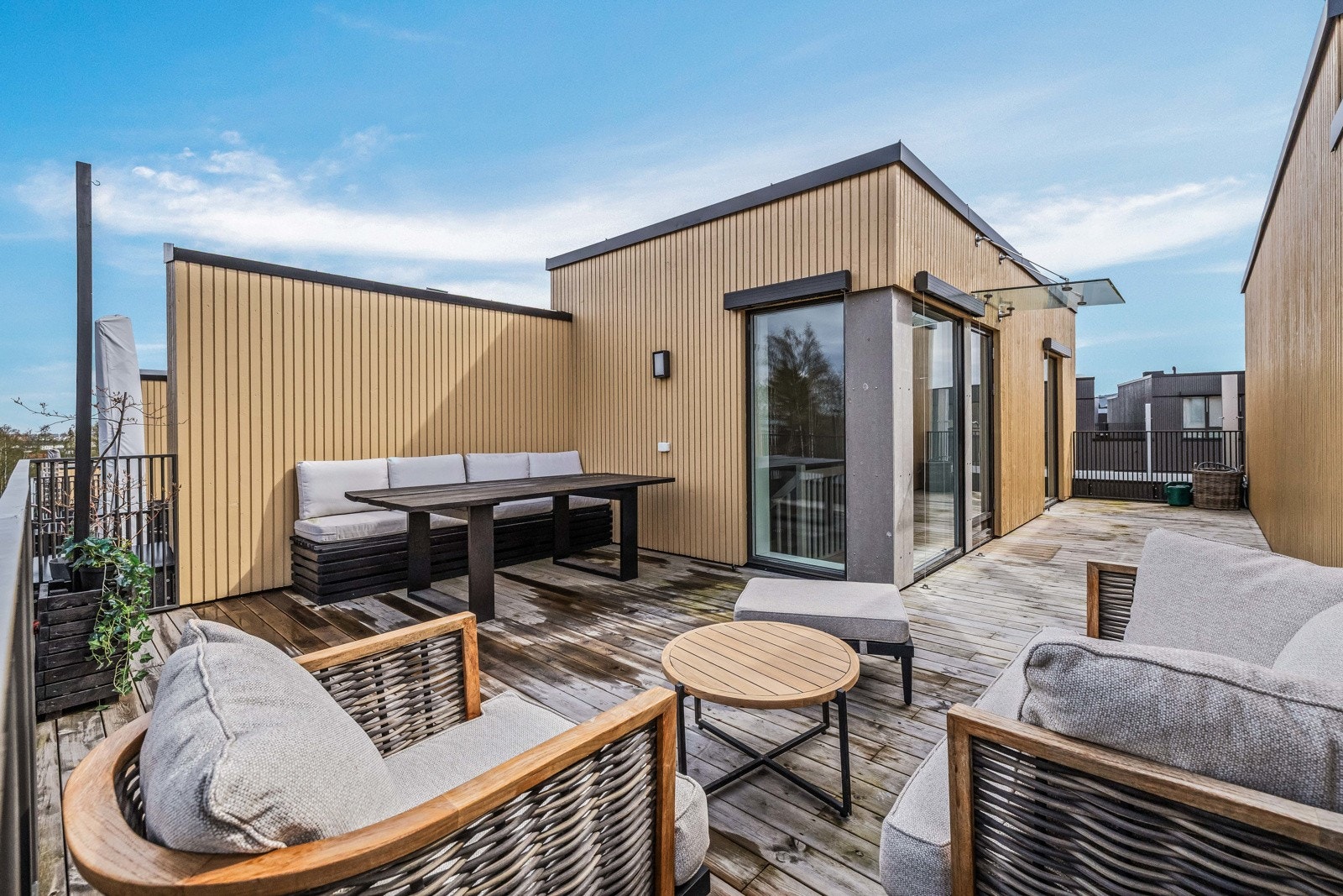 Velkommen til Havnehagen 28. Et lekkert, familietilpasset rekkehus tilbaketrukket og samtidig sentralt på Bråtejordet. Galleribilde