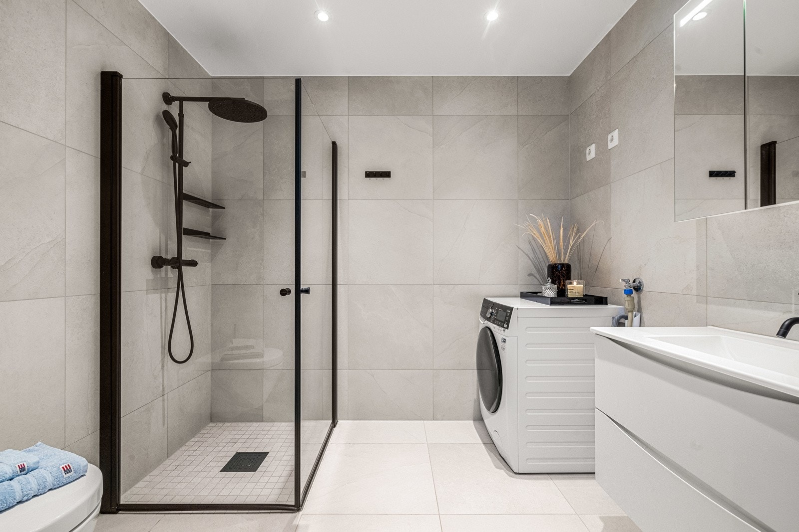 Flott, helfliset bad delikat innredet og med varme i gulvet. Galleribilde