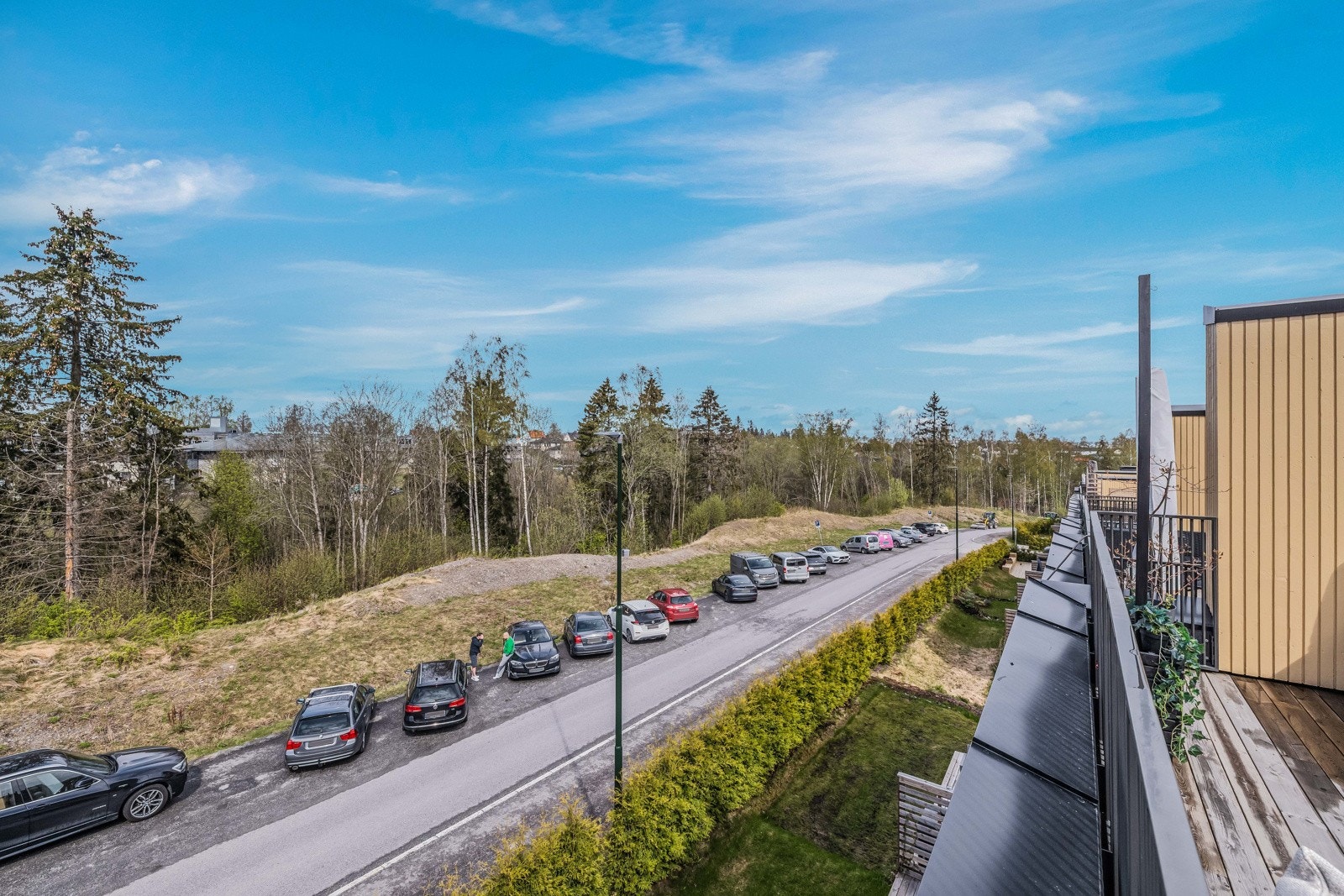 Her er det fint og åpent utsyn mot nabolaget og skogholtet i bakkant. Galleribilde