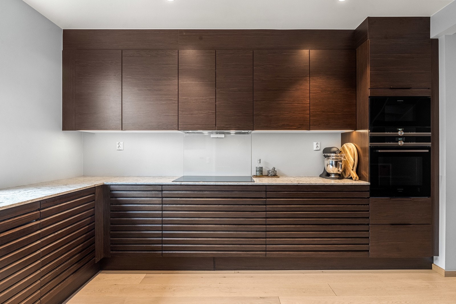 Svært gode lysforhold med benkebelysning, downlights i taket, samt naturlig lysinnslipp fra stort vindu. Galleribilde