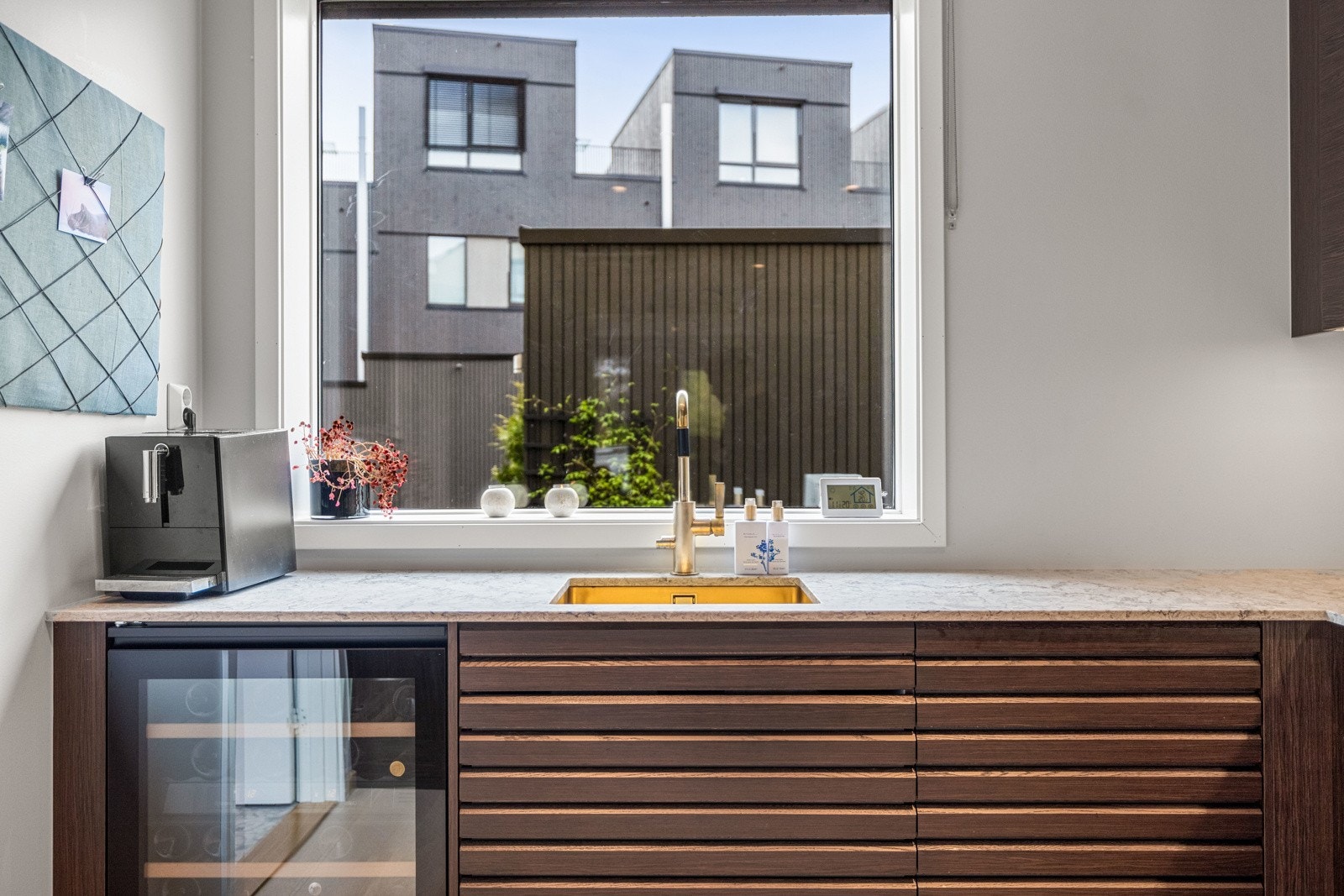 Kjøkkenet har moderne og stilren innredning i mørk treutførelse, med benkeplate i kompositt. Galleribilde