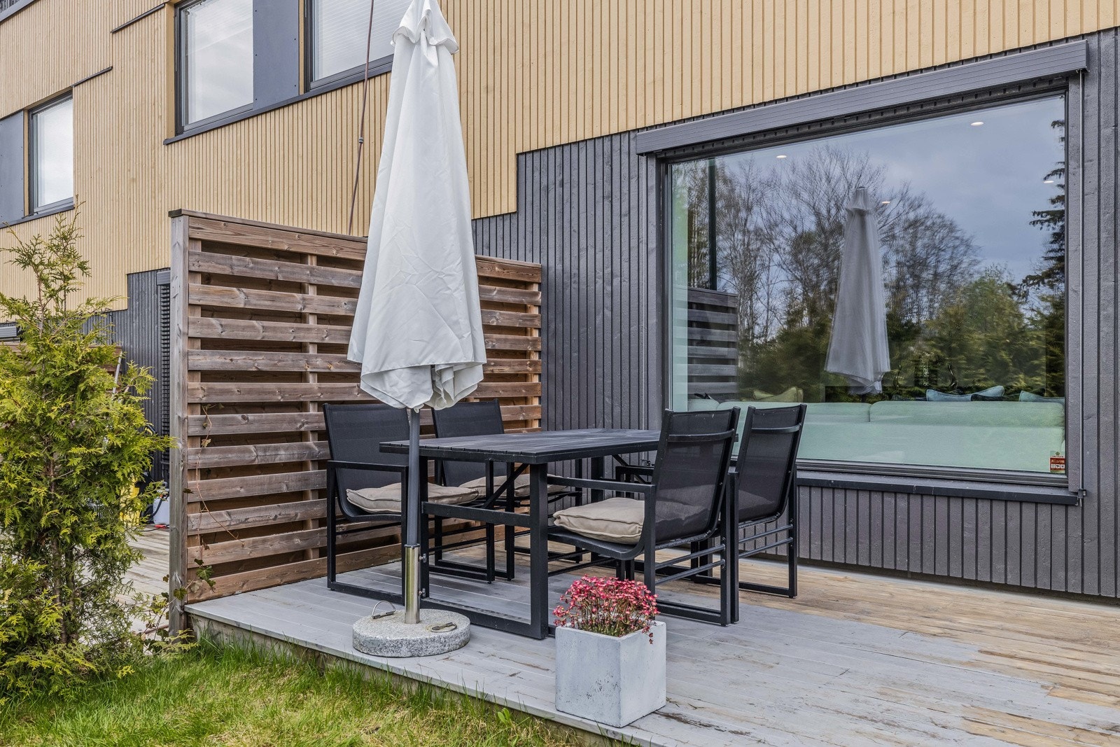 Det er montert levegg på begge sider av terrassen. Galleribilde