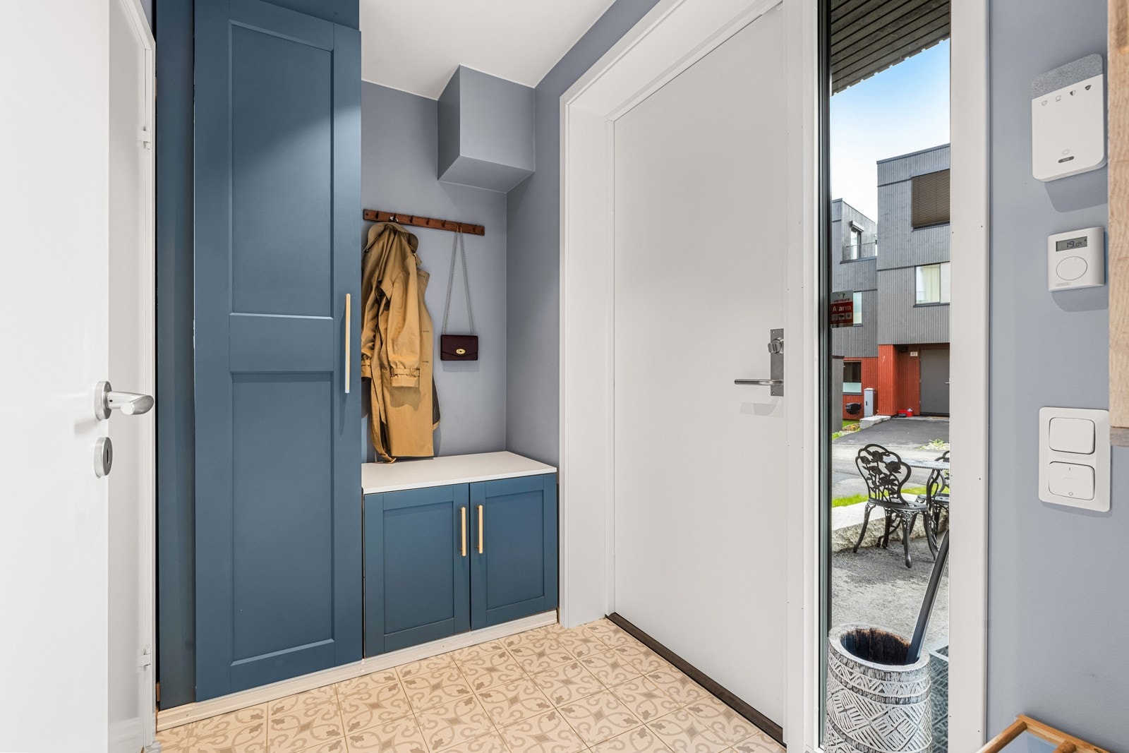 Entreen har flislagt gulv som tåler direkte vannsøl, med vannbåren varme. Plassbygd garderobeløsning gir rom for yttertøyet. Galleribilde